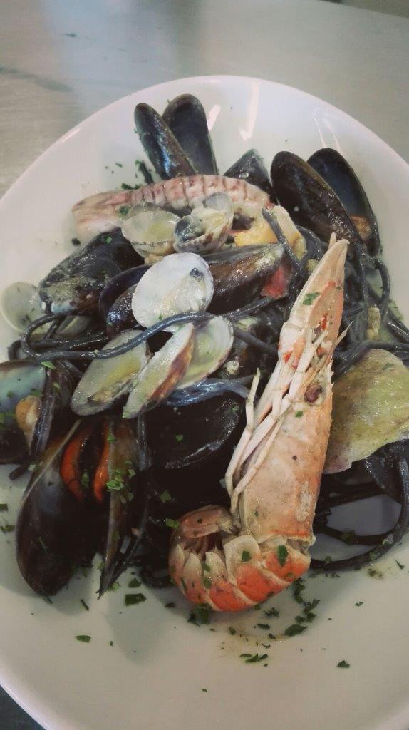 spaghetti al nero di seppia serviti in ristorante di pesce a Treviso e provincia