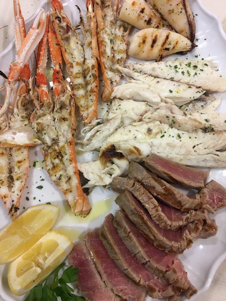pesce misto arrosto servito in ristorante di pesce a Treviso e provincia