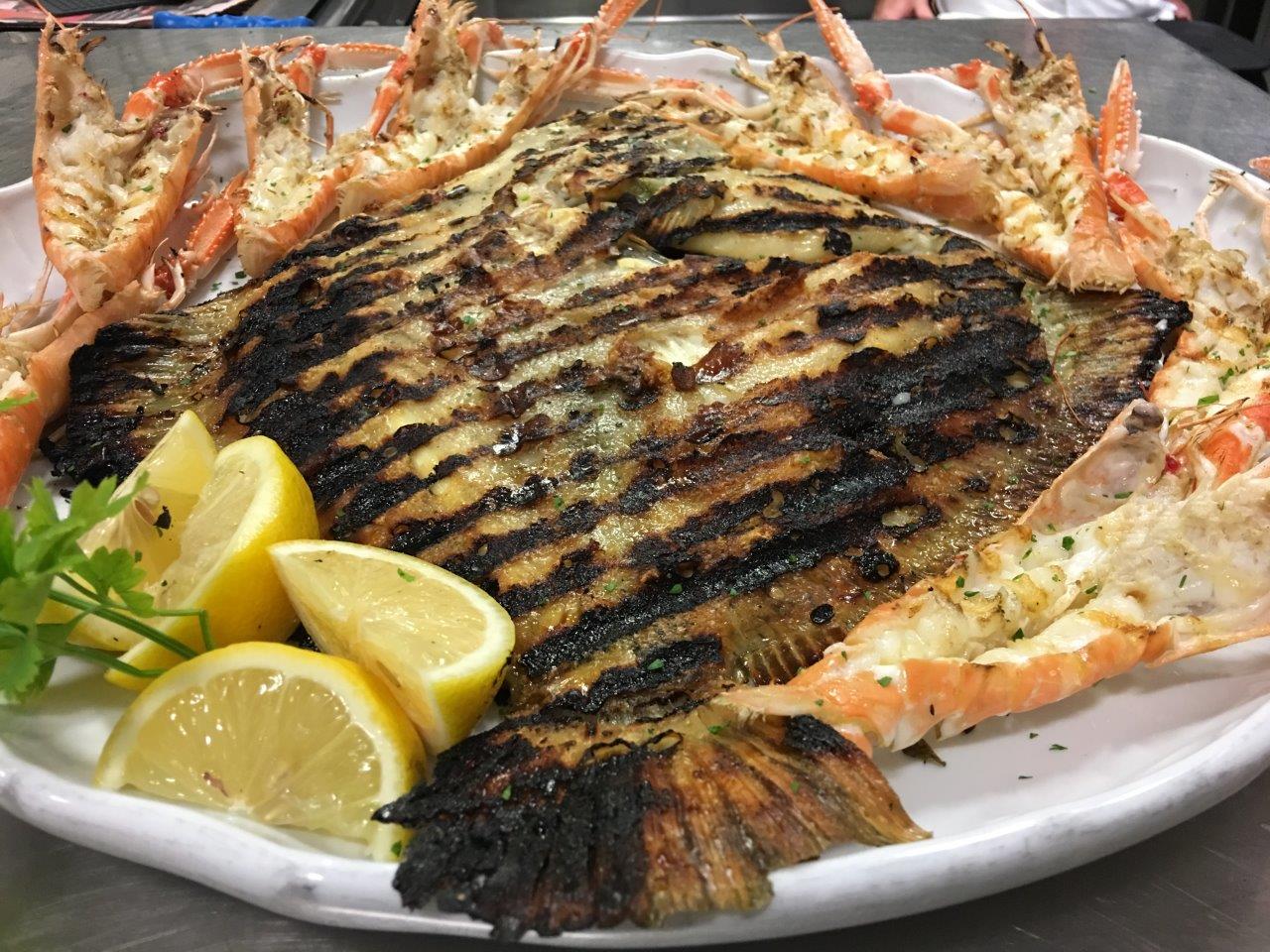 spigola alla griglia servita in ristorante di pesce a Treviso e provincia