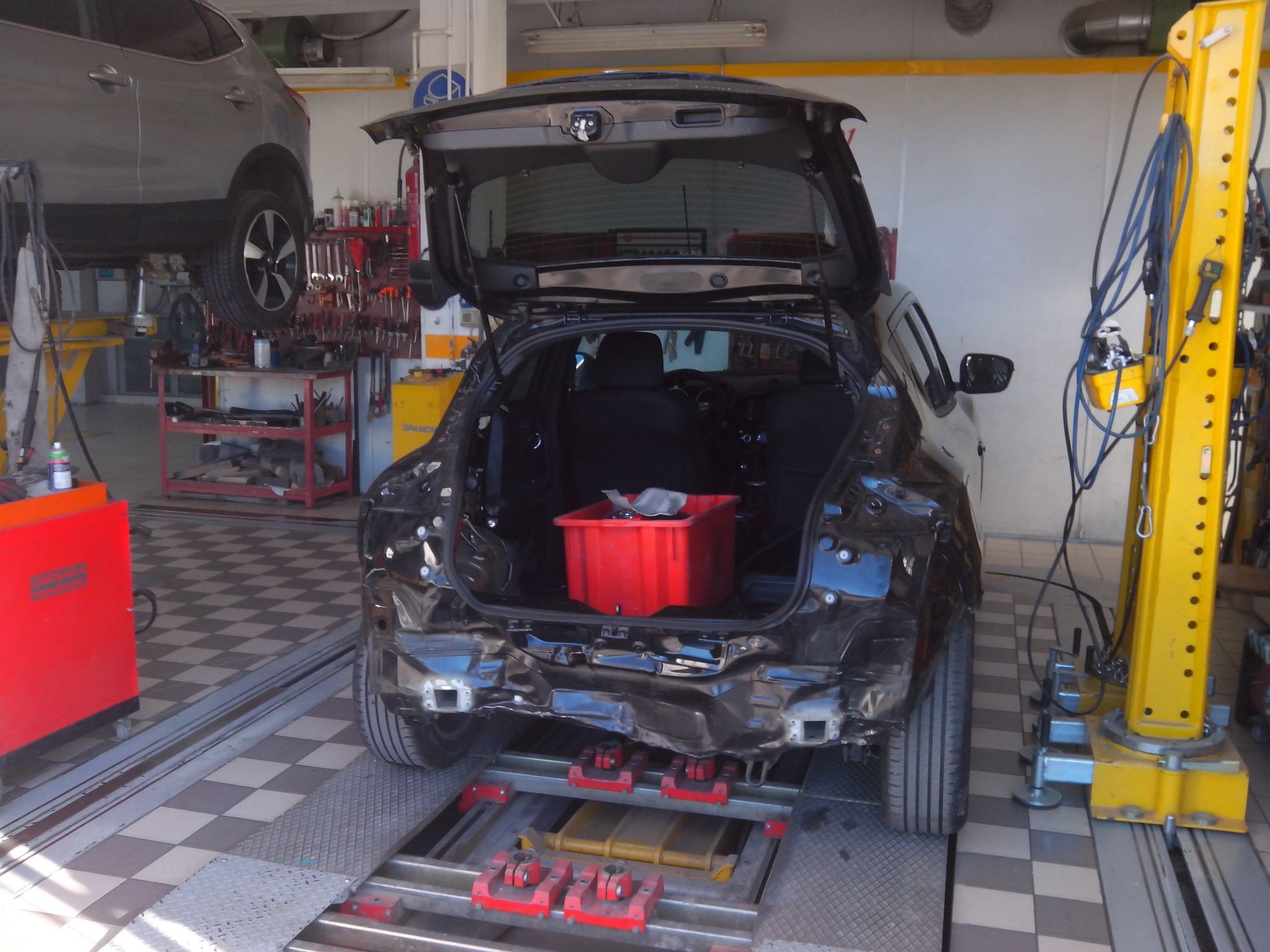 auto durante la riparazione della carrozzeria