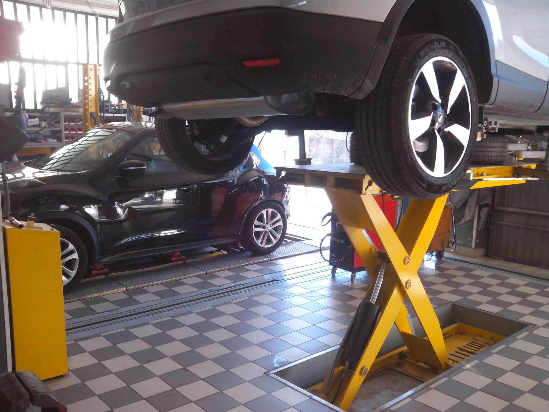 auto su ponte sollevatore durante una riparazione