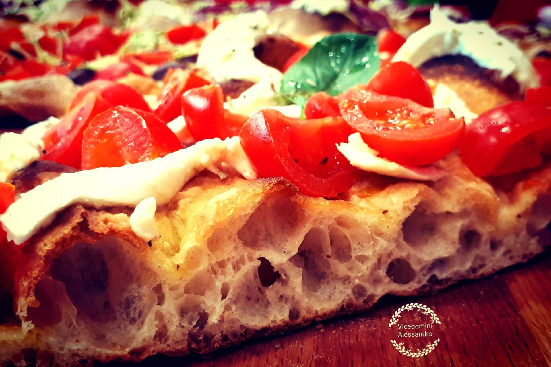 pizza appena sfornata