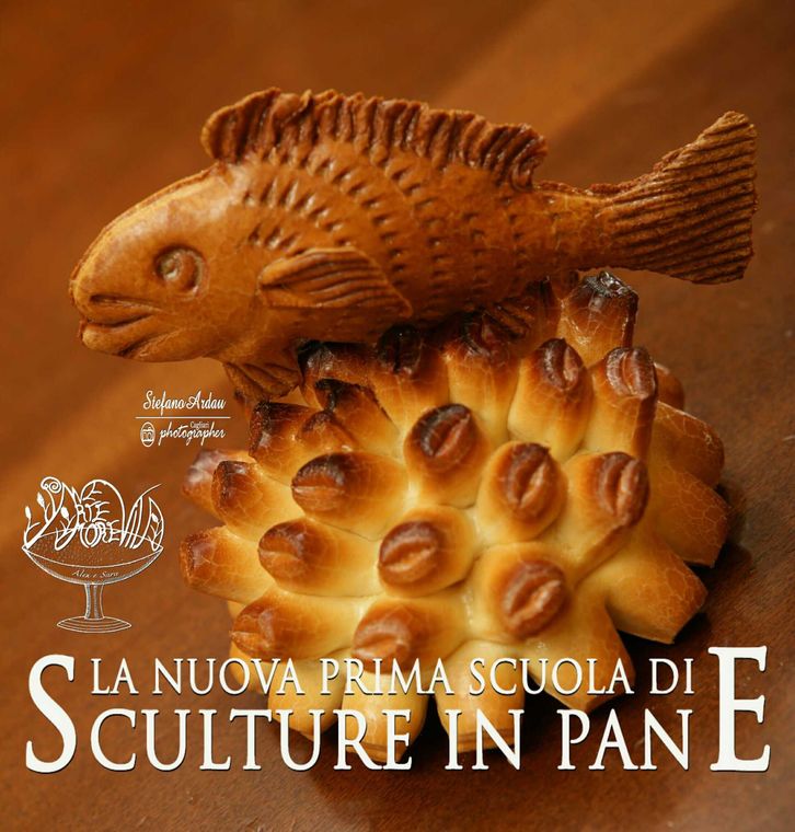 scultura di pane a forma di pesce sopra una conchiglia