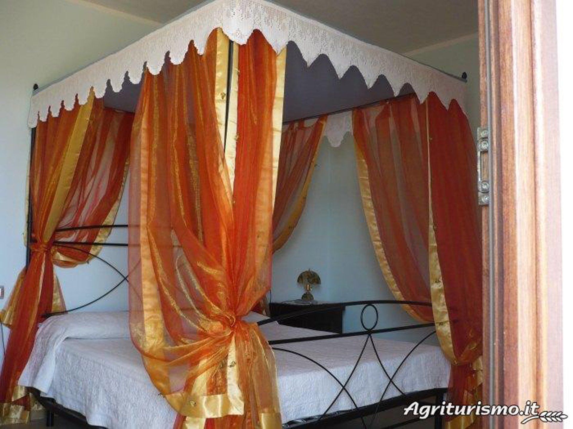 letto matrimoniale con baldacchino