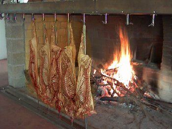 carne essiccata davanti al fuoco