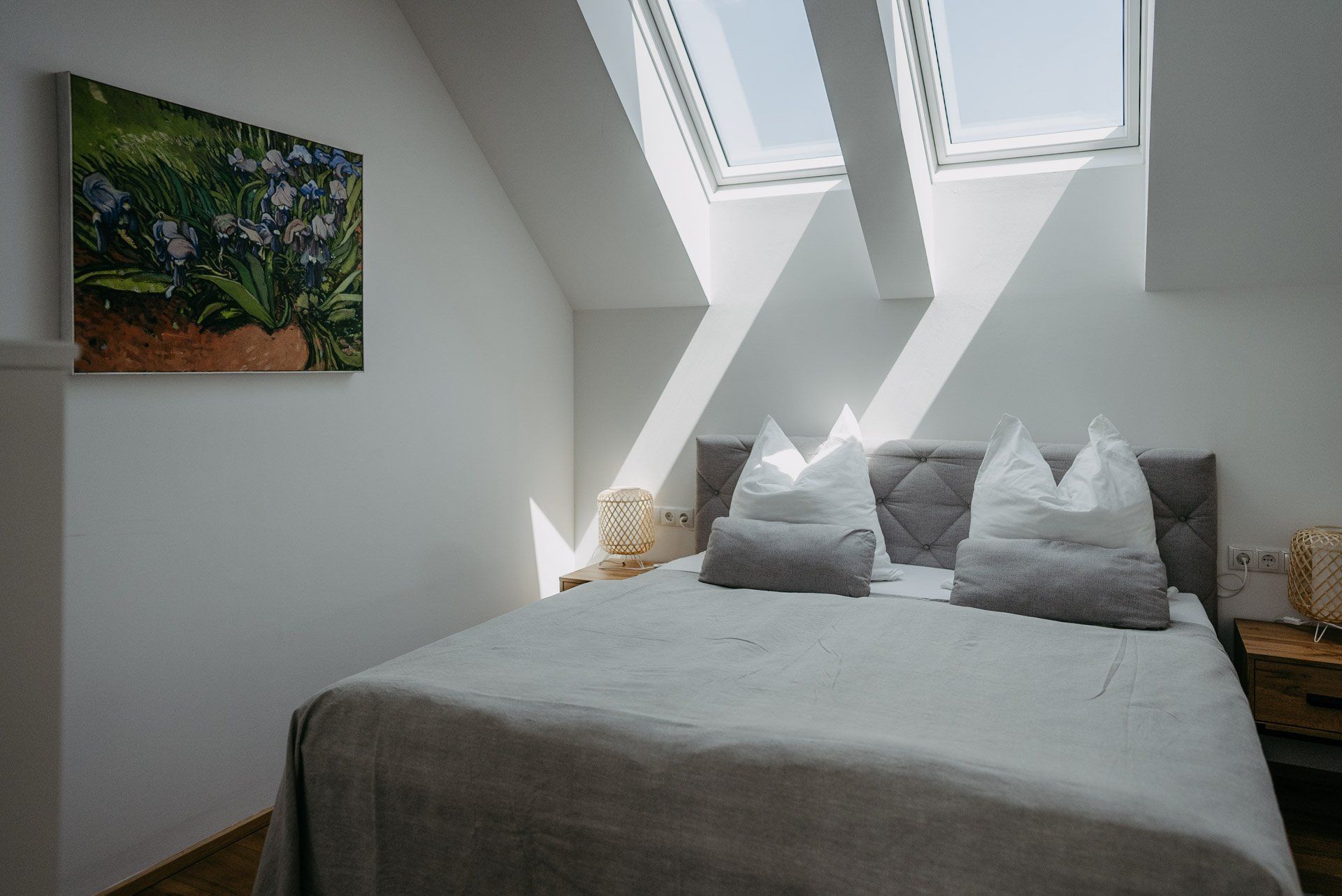 Doppelbett mit Kissen