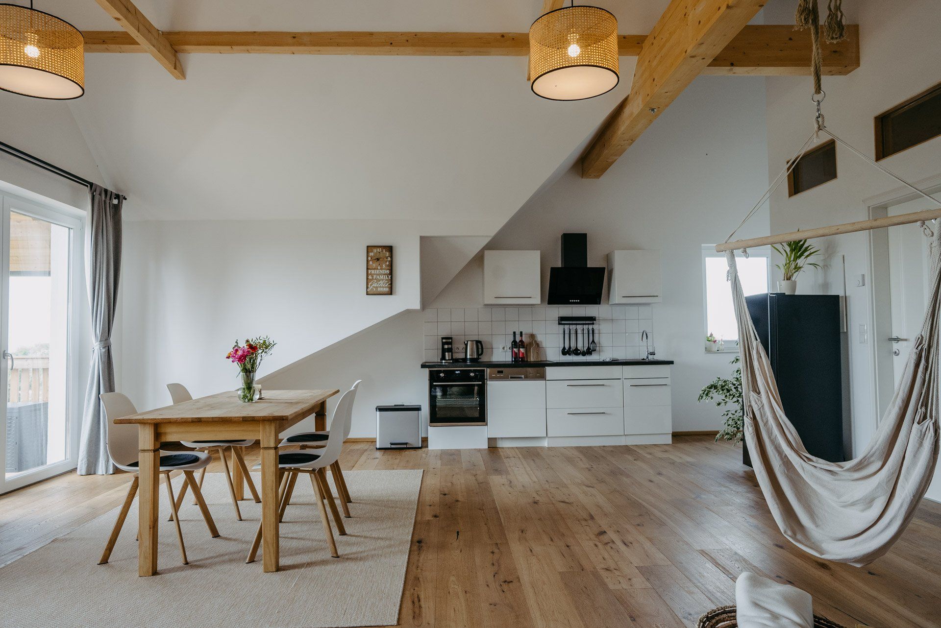 Wohnbereich mit Küche und Esstisch