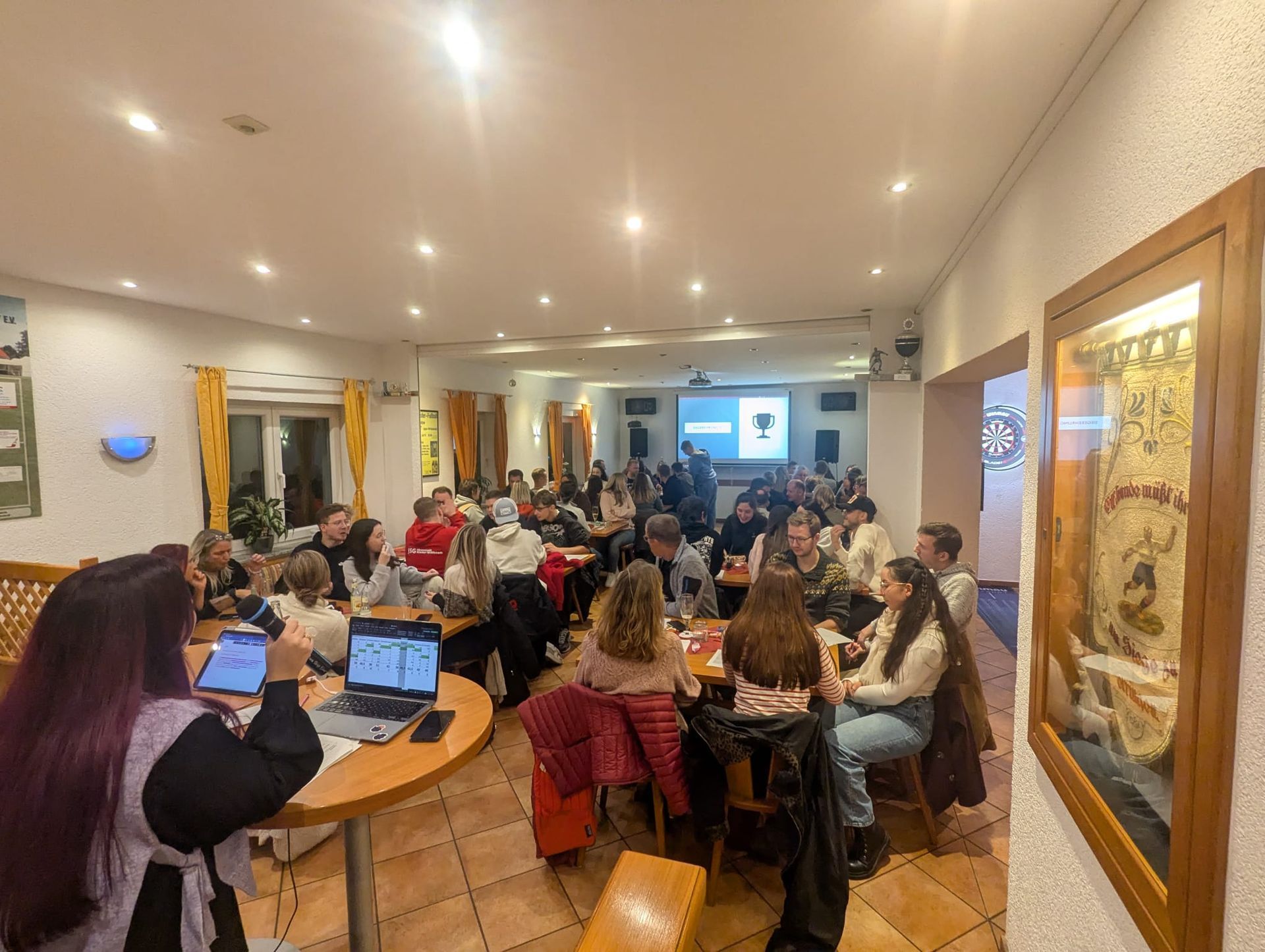 Volles Haus beim Häusi Quiz des VfR Ilbenstadt