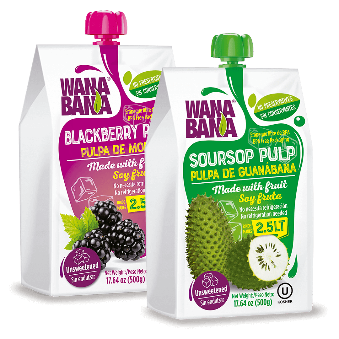 Dos bolsitas de pulpa de fruta WanaBana con sabor a mora y guanábana sobre un fondo blanco.