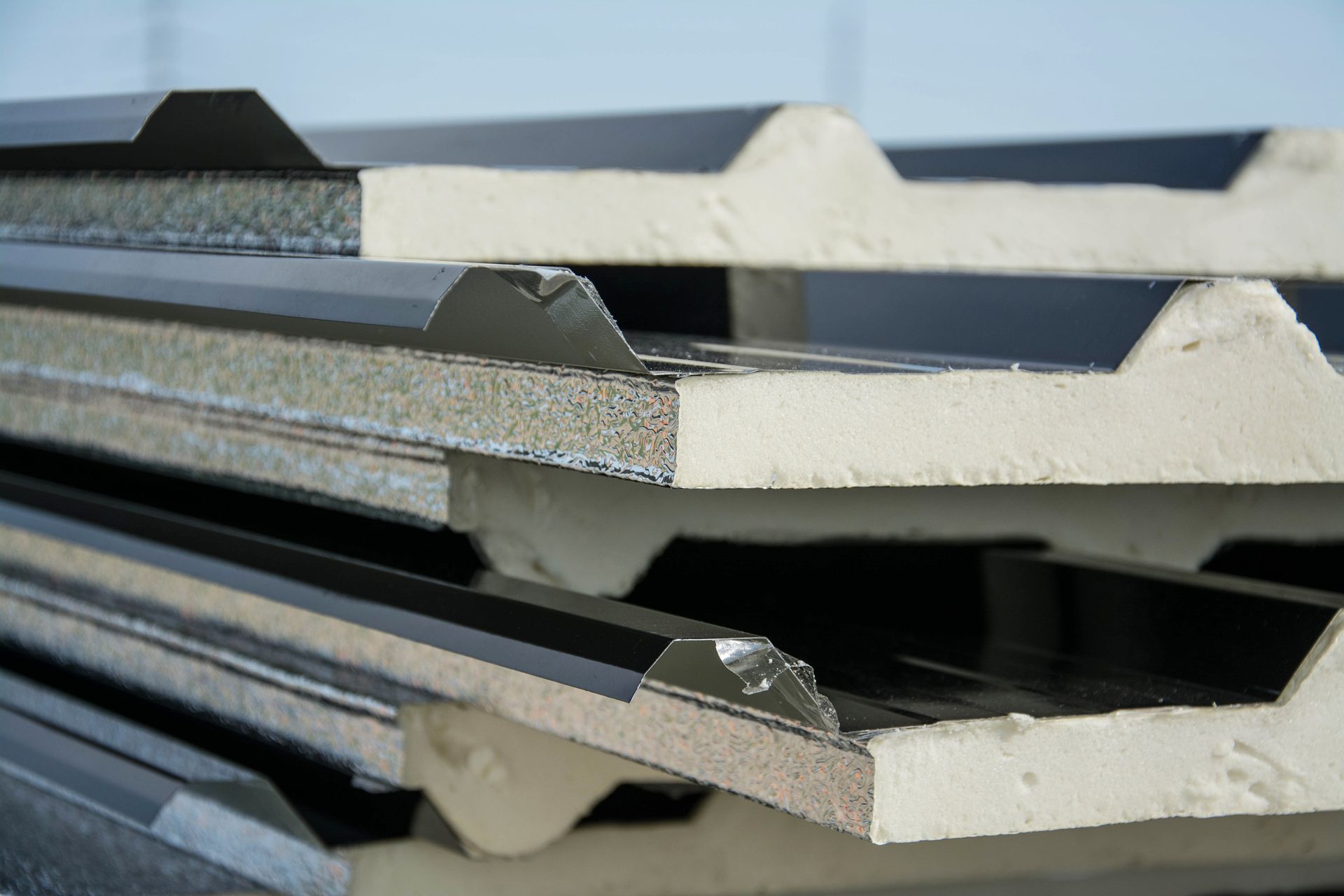 Una pila di pannelli del tetto posizionati uno sopra l'altro.