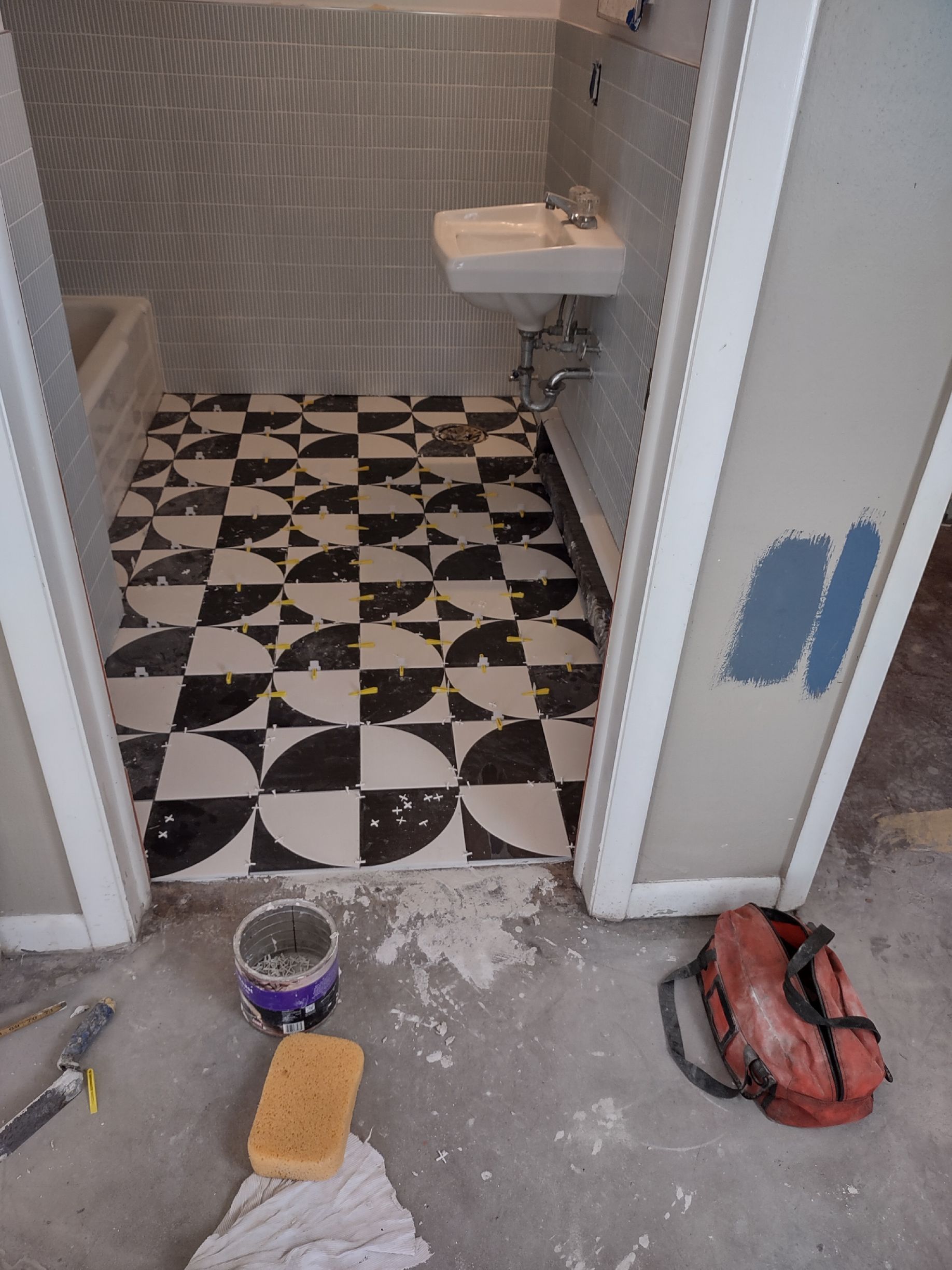 A black and white checkered floor in a bathroom