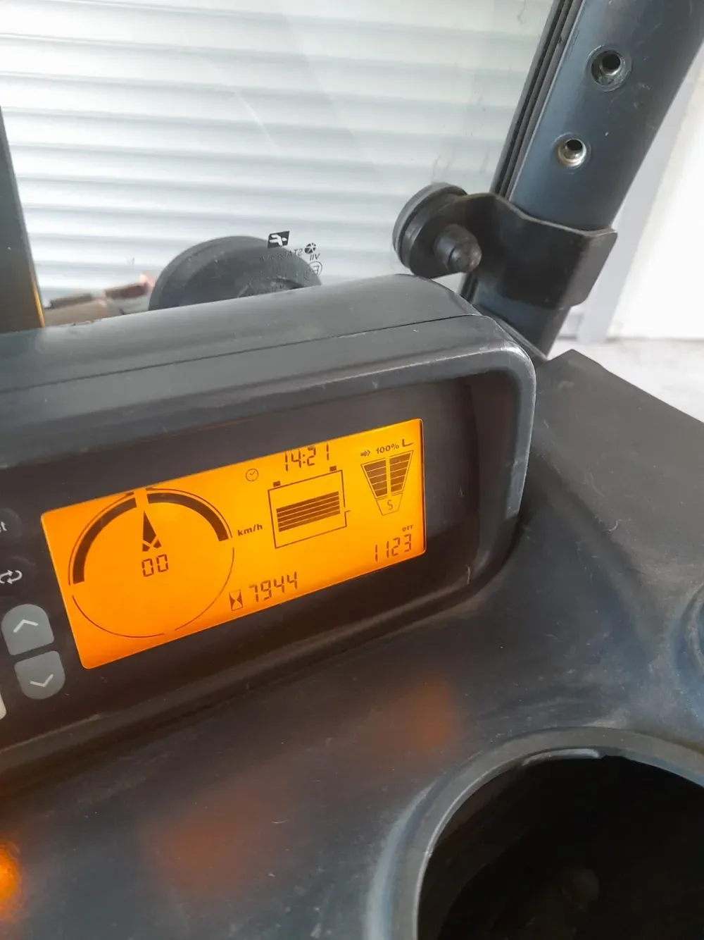 Nahaufnahme eines digitalen Armaturenbretts an einem Stapler