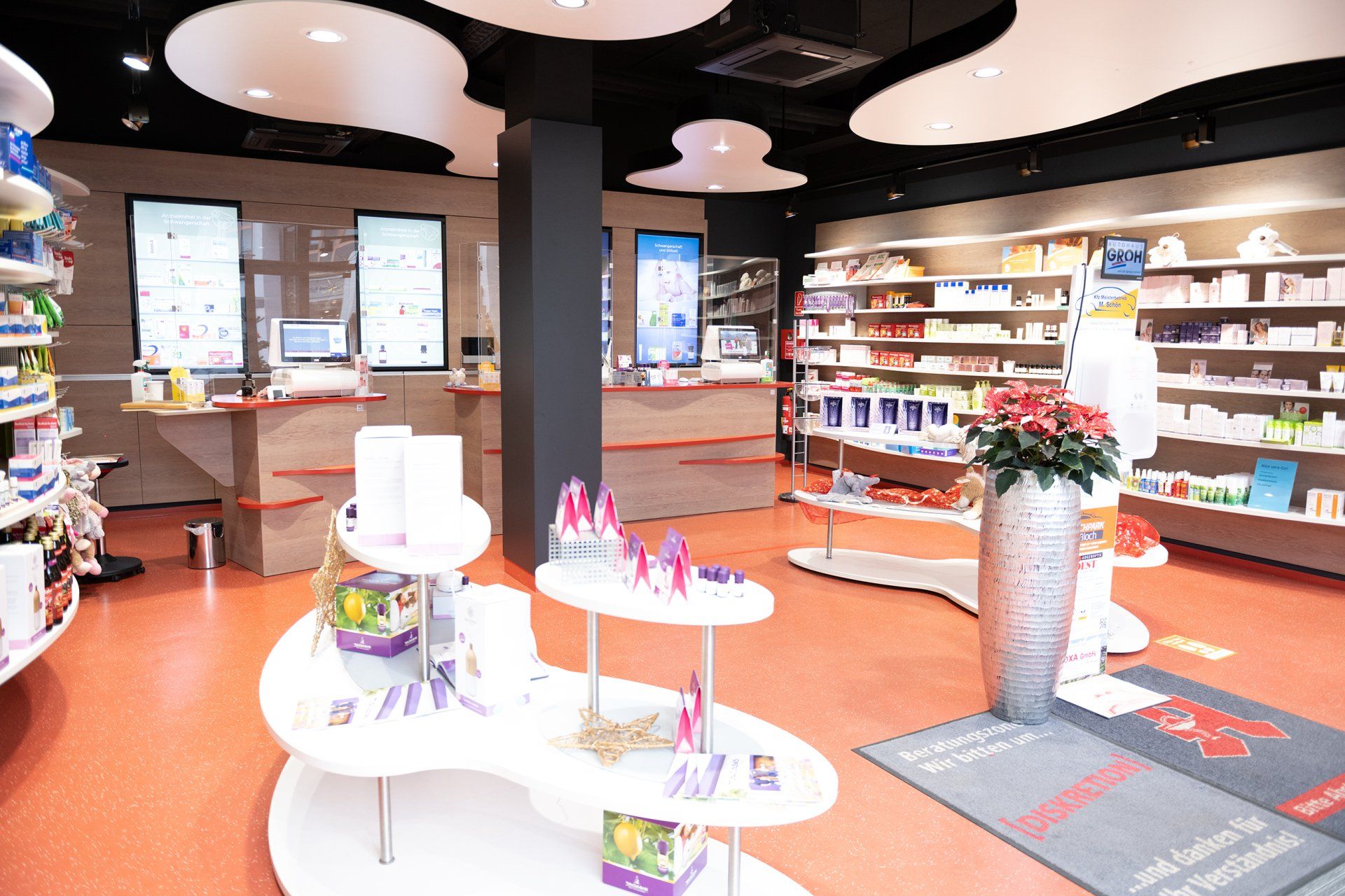 Eine Apotheke mit vielen Regalen und Auslagen