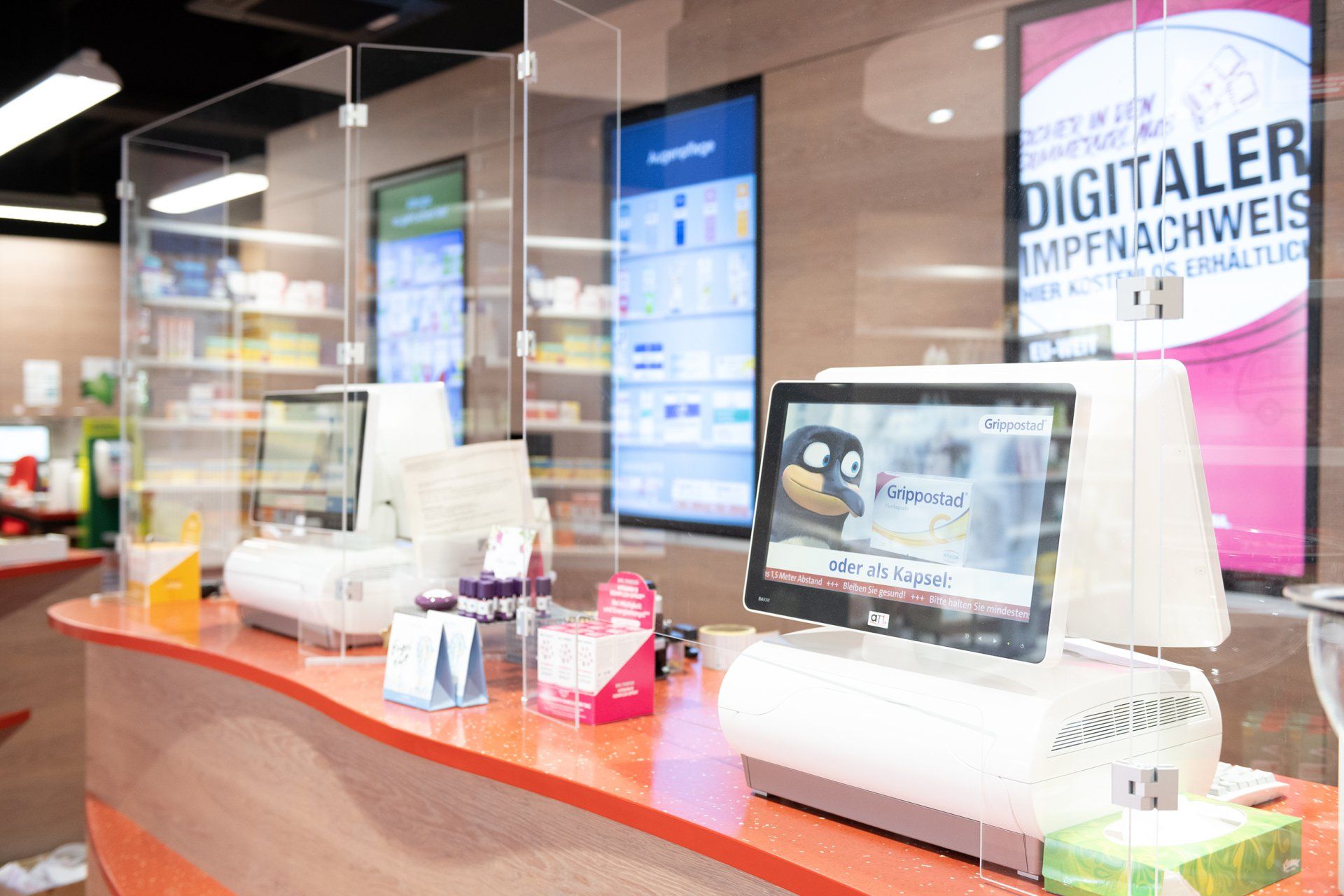 Ein Tresen in einer Apotheke mit einem Computer darauf.