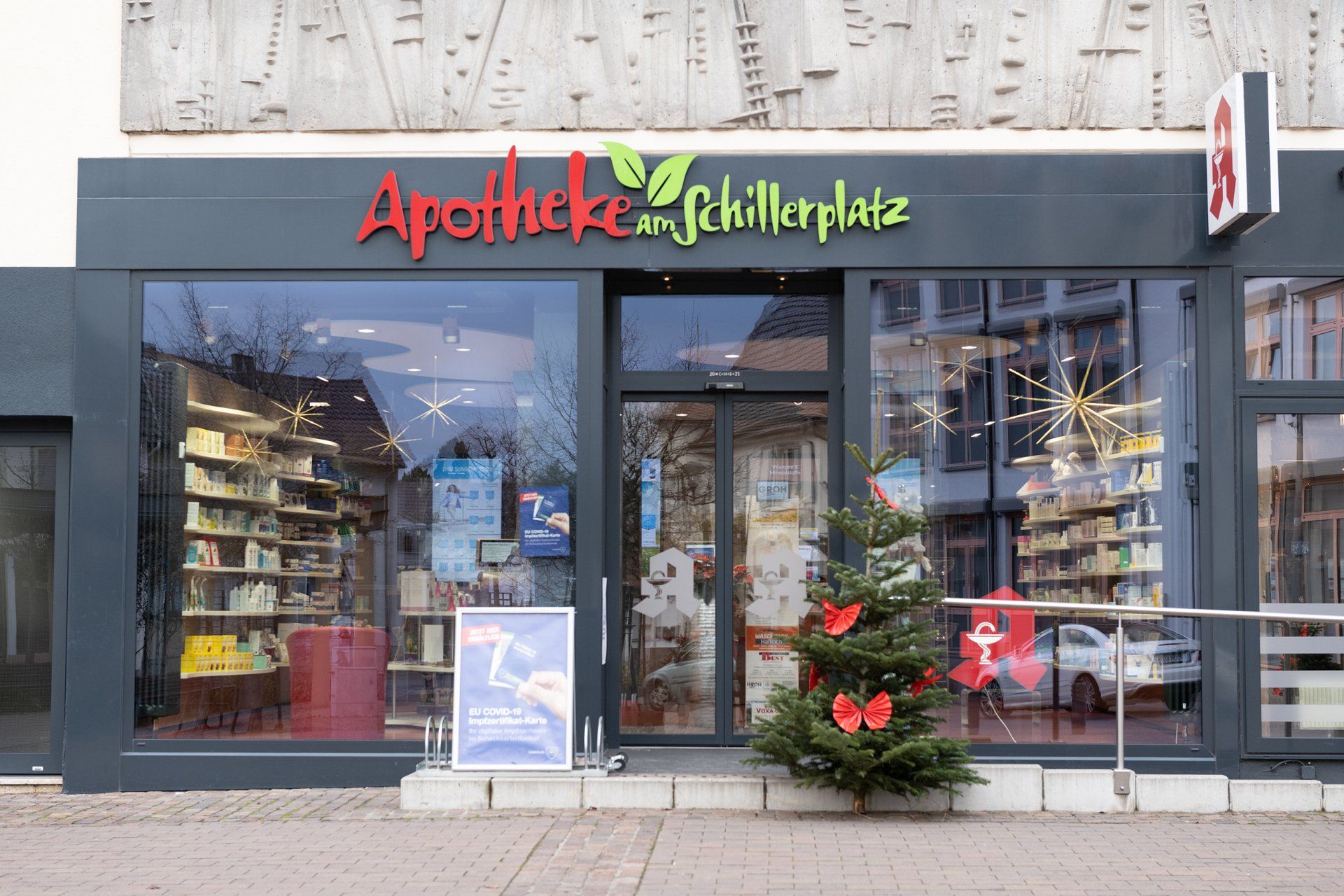 Eine Apotheke mit einem Weihnachtsbaum davor