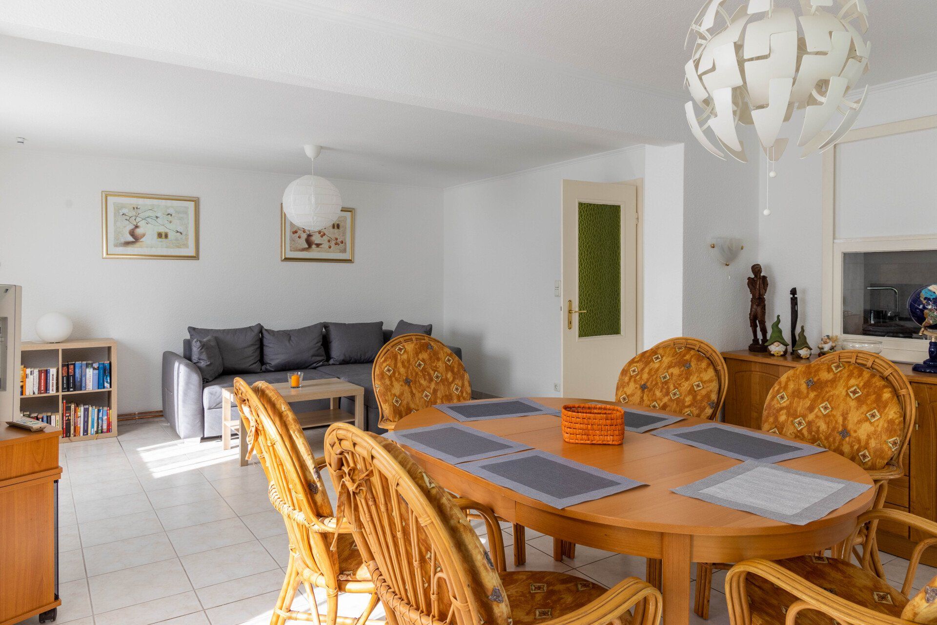 Ein Wohnzimmer mit Tisch, Stühlen und einer Couch.