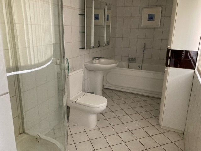 Ein Badezimmer mit Toilette, Waschbecken und Badewanne.