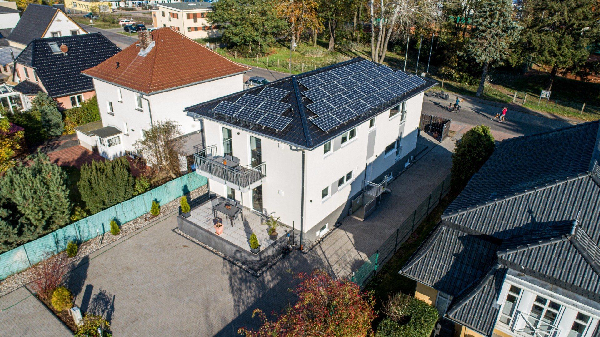 Eine Luftaufnahme eines Hauses mit Solarmodulen auf dem Dach.