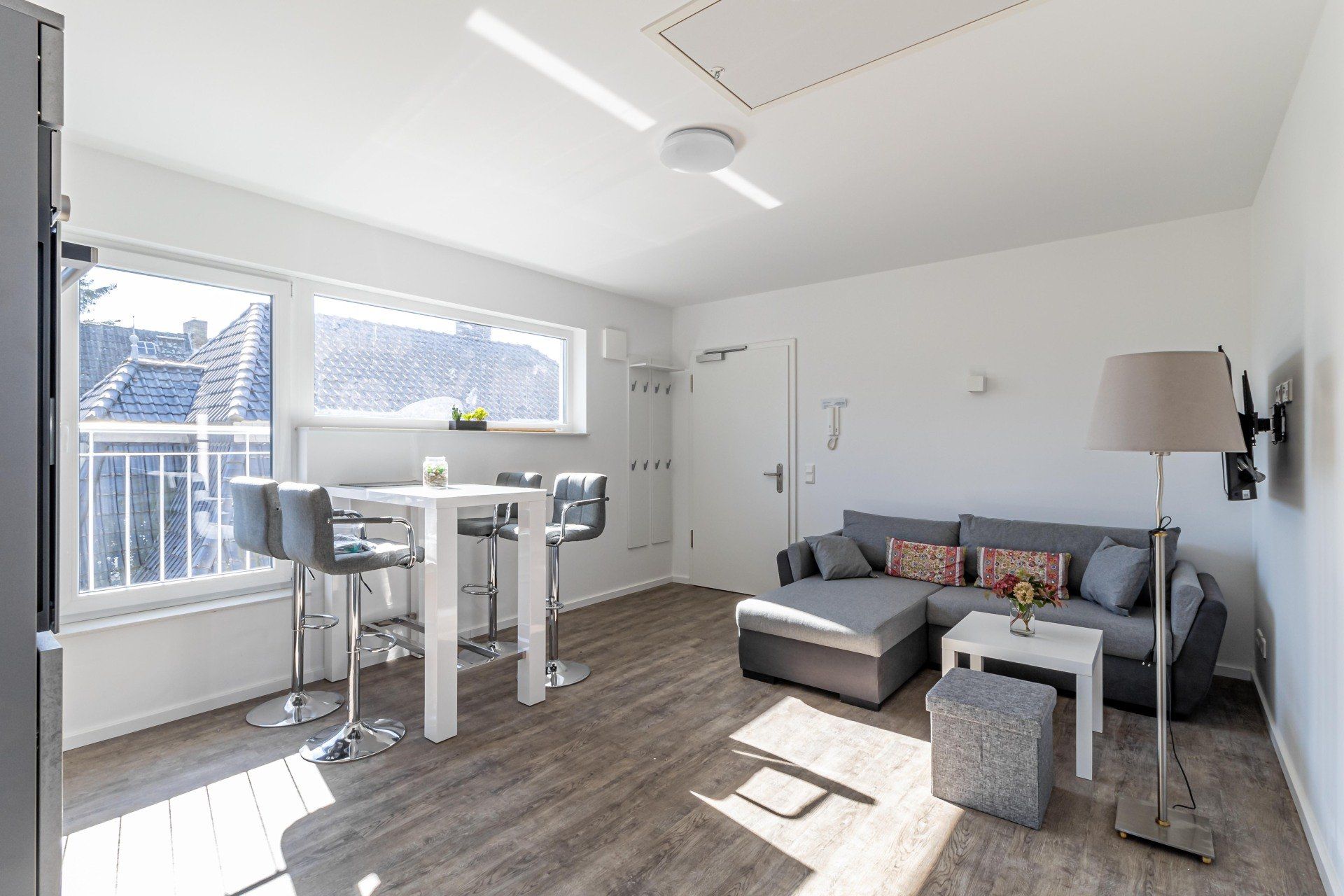 Ein Wohnzimmer mit Couch, Tisch und Stühlen.