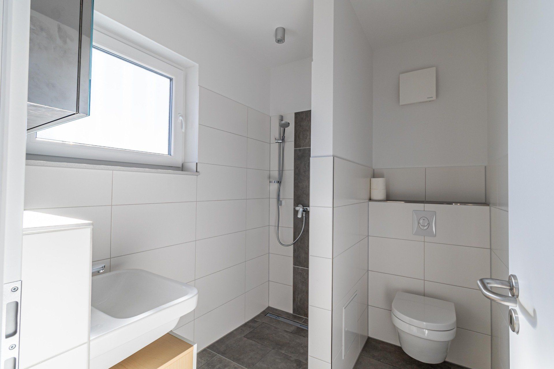 Ein Badezimmer mit Toilette, Waschbecken und Dusche.