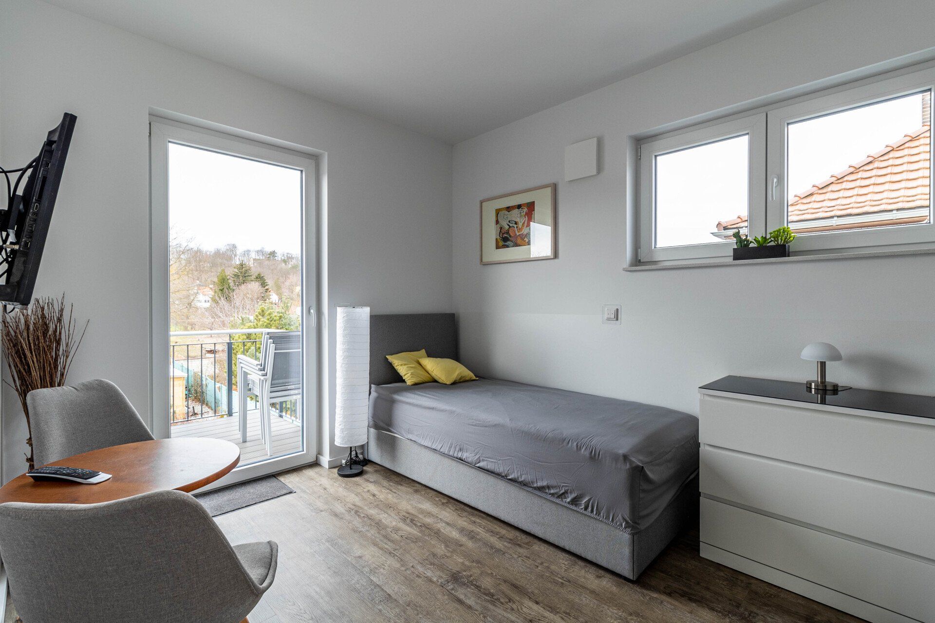 In der Mitte des Zimmers steht ein Einzelbett.