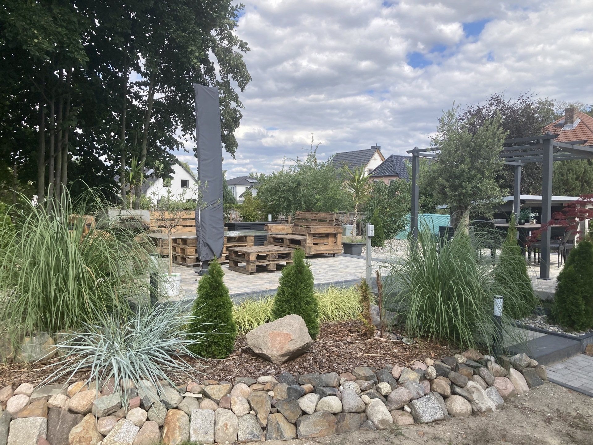 Ein Garten mit vielen Steinen und Pflanzen