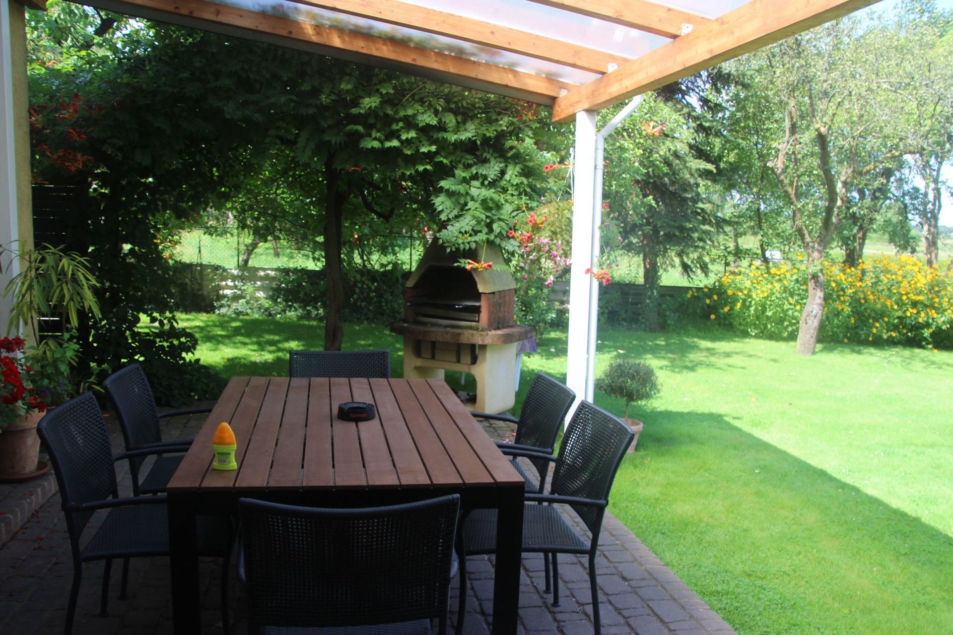 überdachte Terrasse