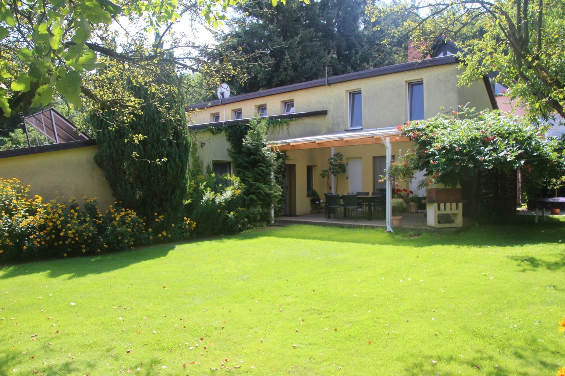 Ein Haus mit einer großen Wiese davor