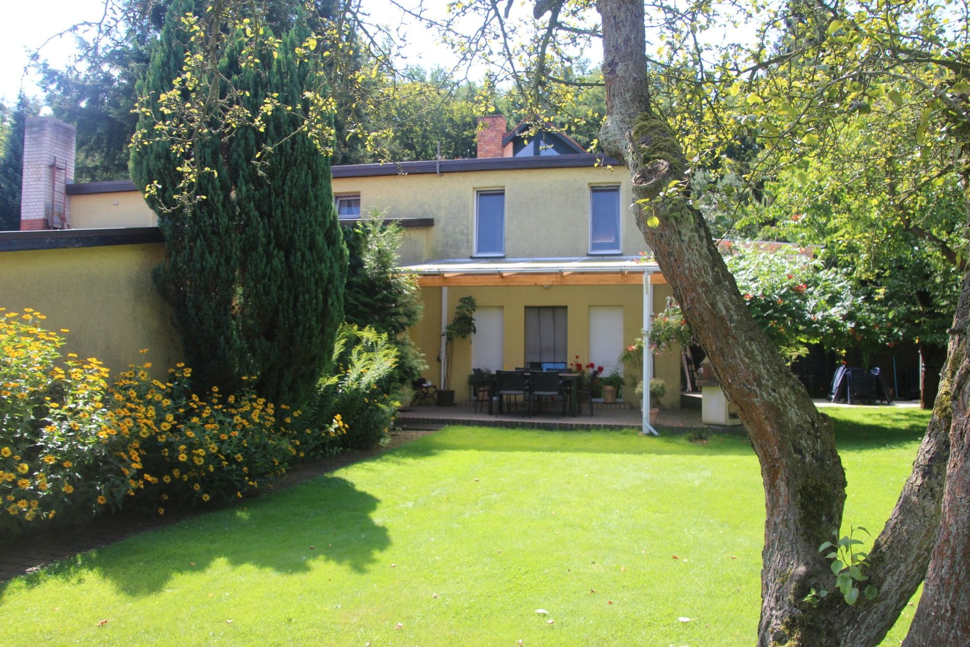 Ein Haus mit einer großen Wiese davor