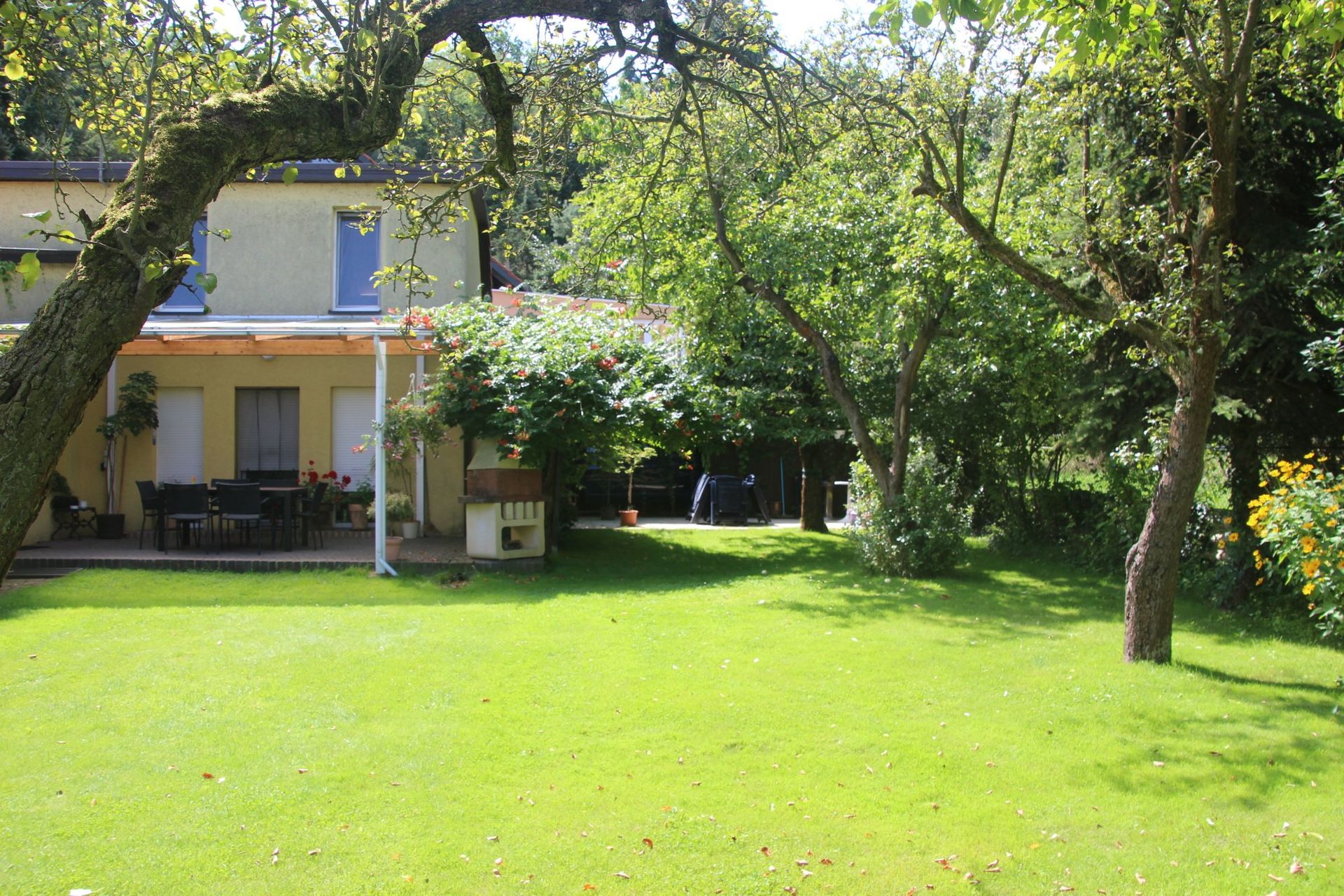 Ein Haus mit einer großen Wiese davor