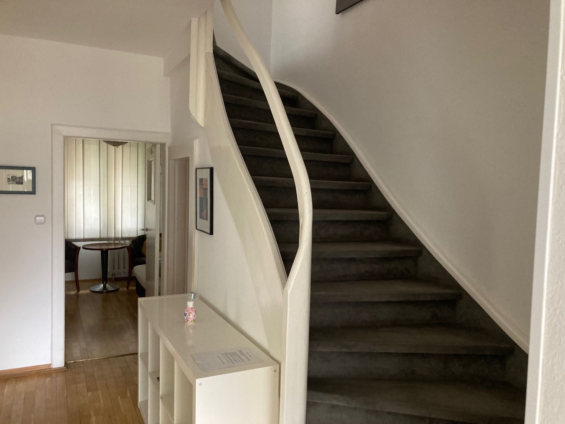 Eine Treppe, die in den zweiten Stock eines Hauses führt