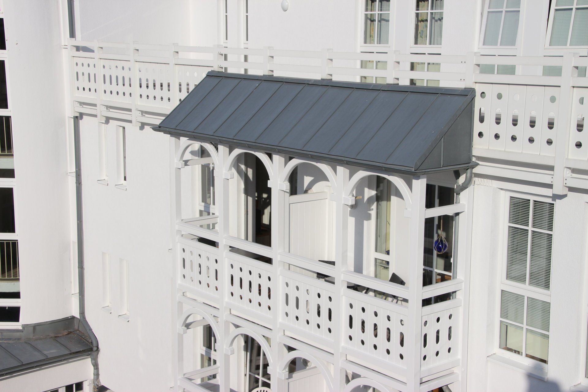 Eine Luftaufnahme eines weißen Gebäudes mit einem Balkon.