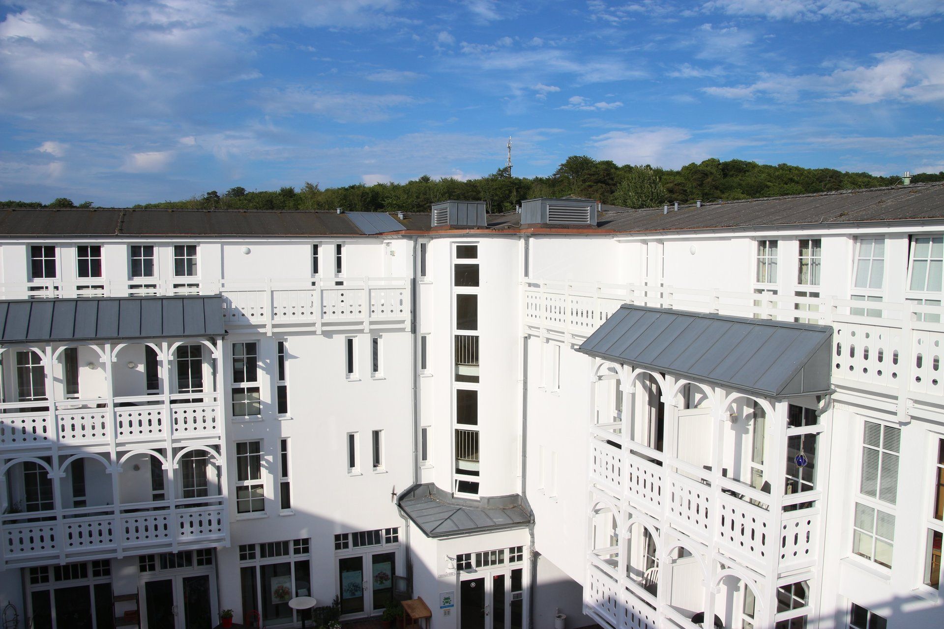 Ein großes weißes Gebäude mit vielen Fenstern und Balkonen