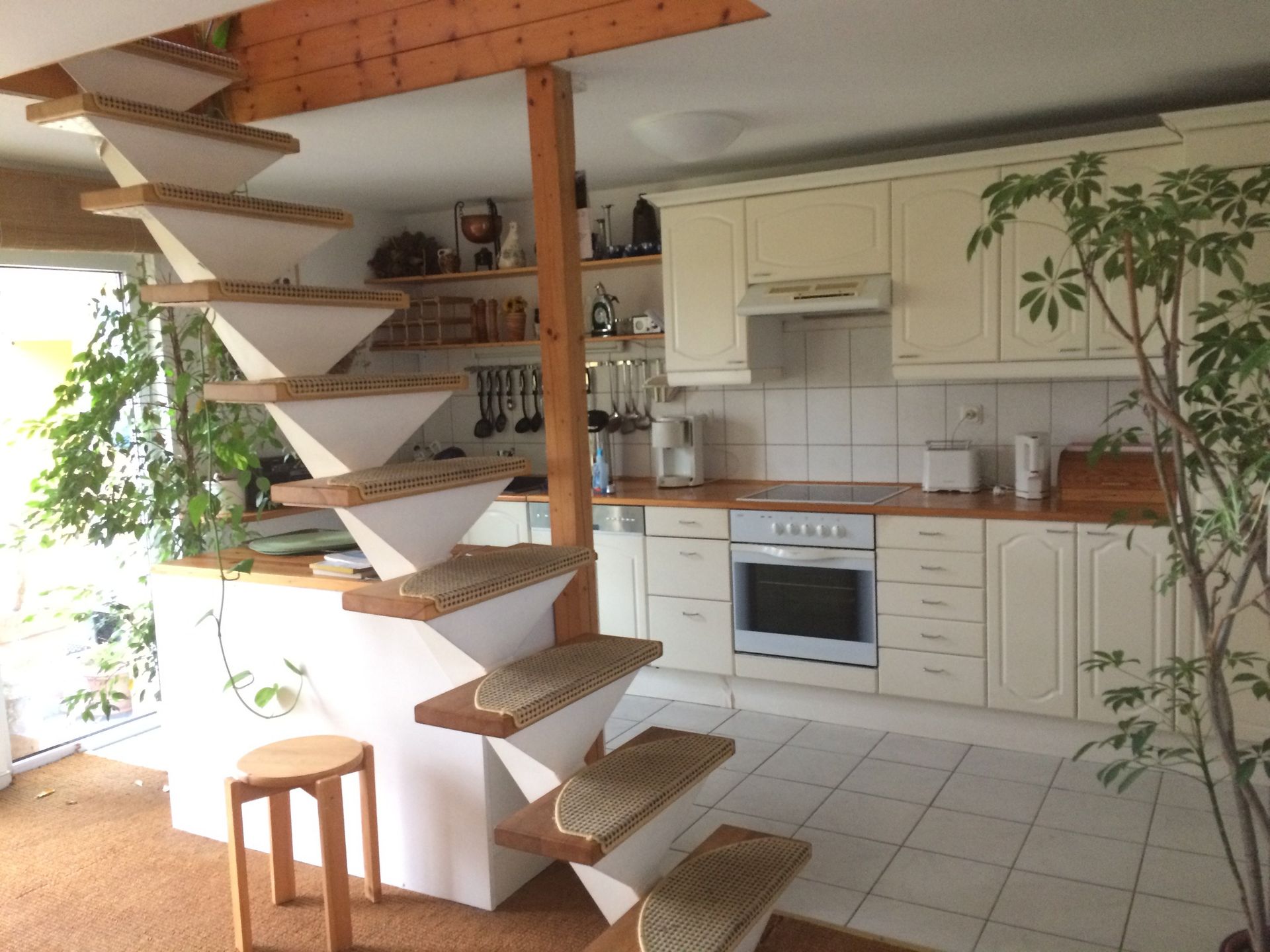 Eine Küche mit einer Treppe, die in den zweiten Stock führt