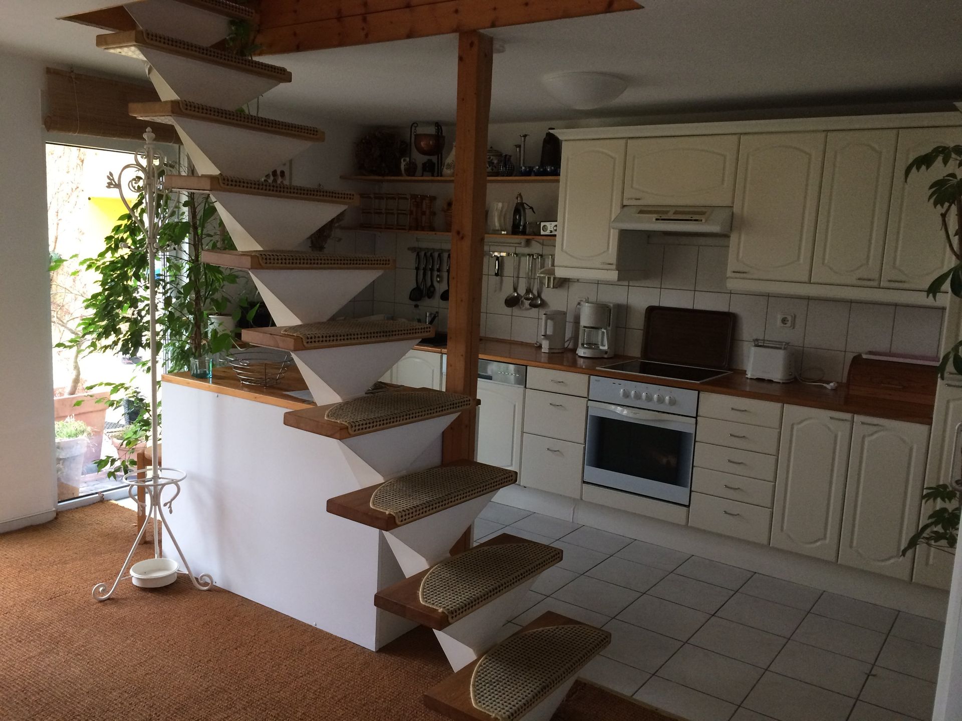 Eine Küche mit Wendeltreppe in den zweiten Stock