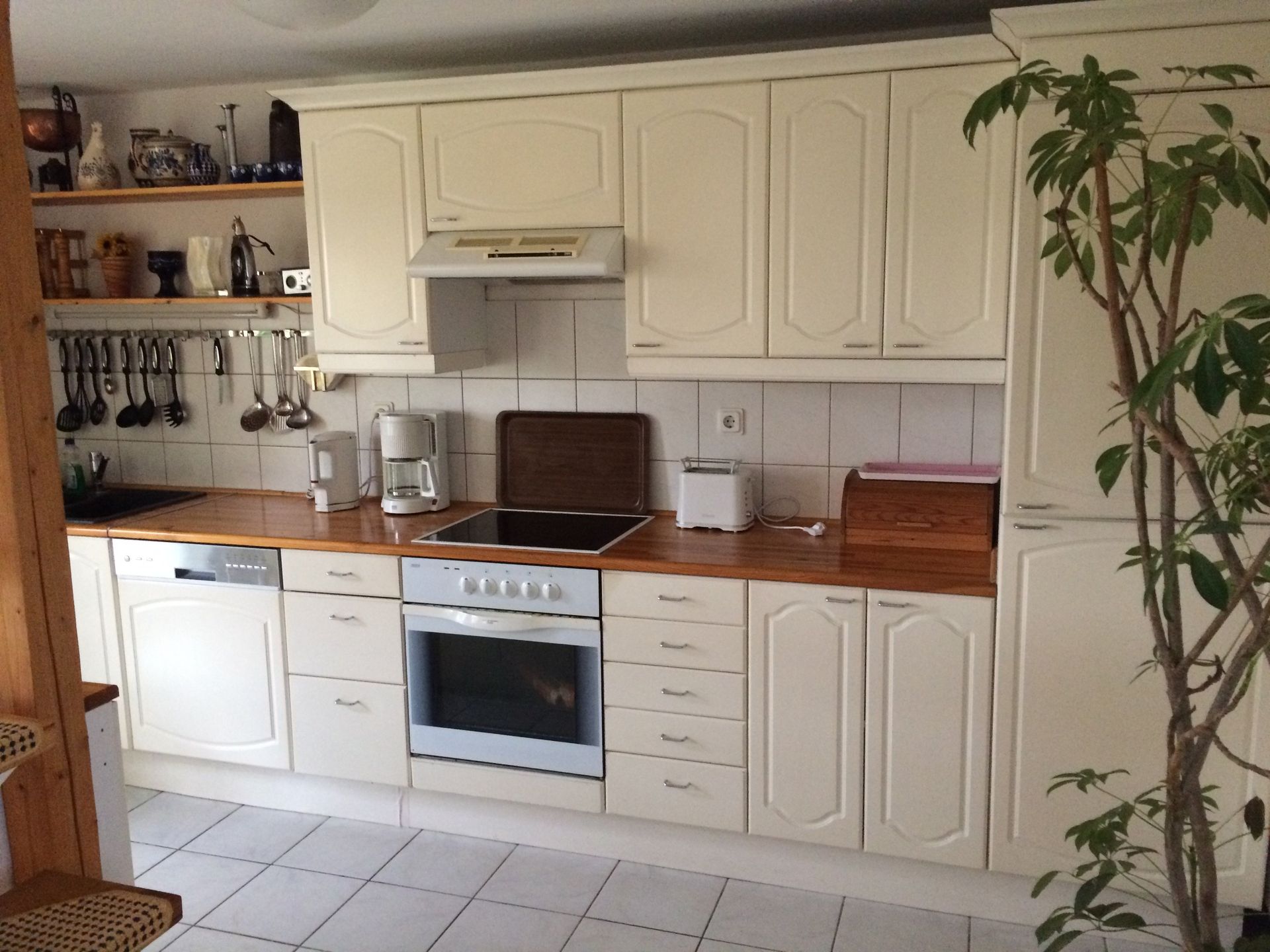 Eine Küche mit weißen Schränken und einem Herd mit Backofen