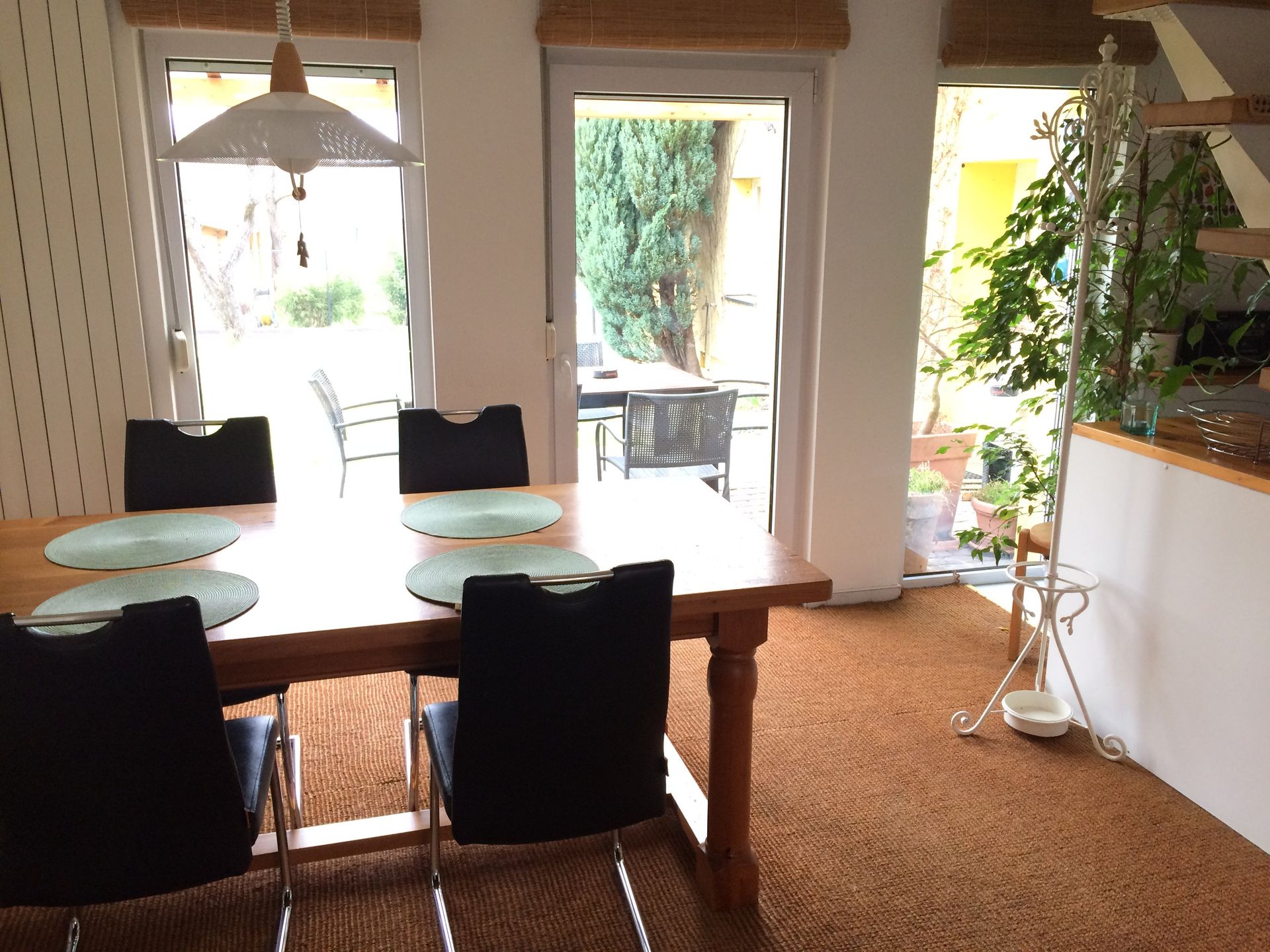 Ein Esszimmer mit Tisch und Stühlen und einer Glasschiebetür