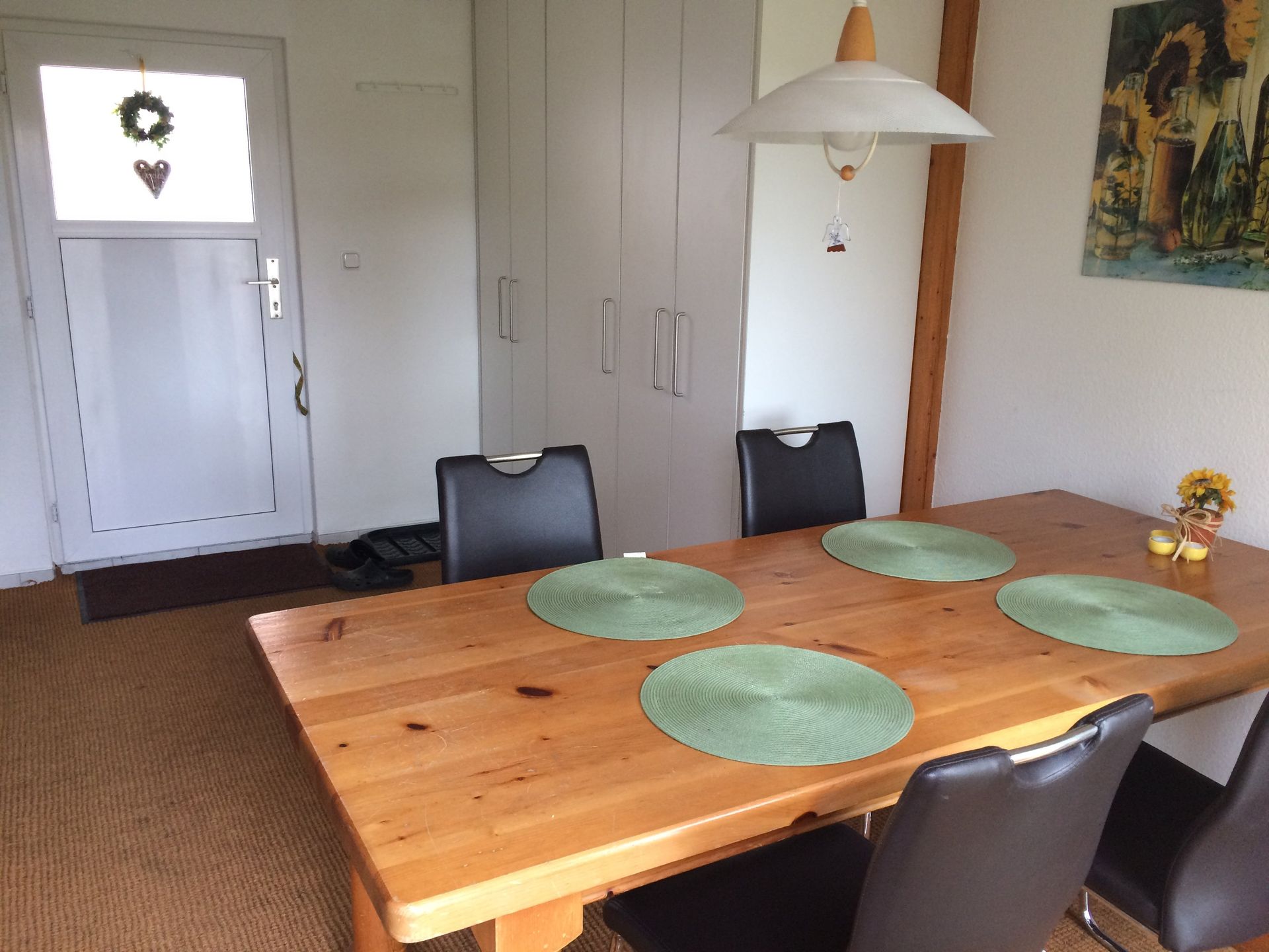 Ein Esszimmer mit einem Holztisch und Stühlen