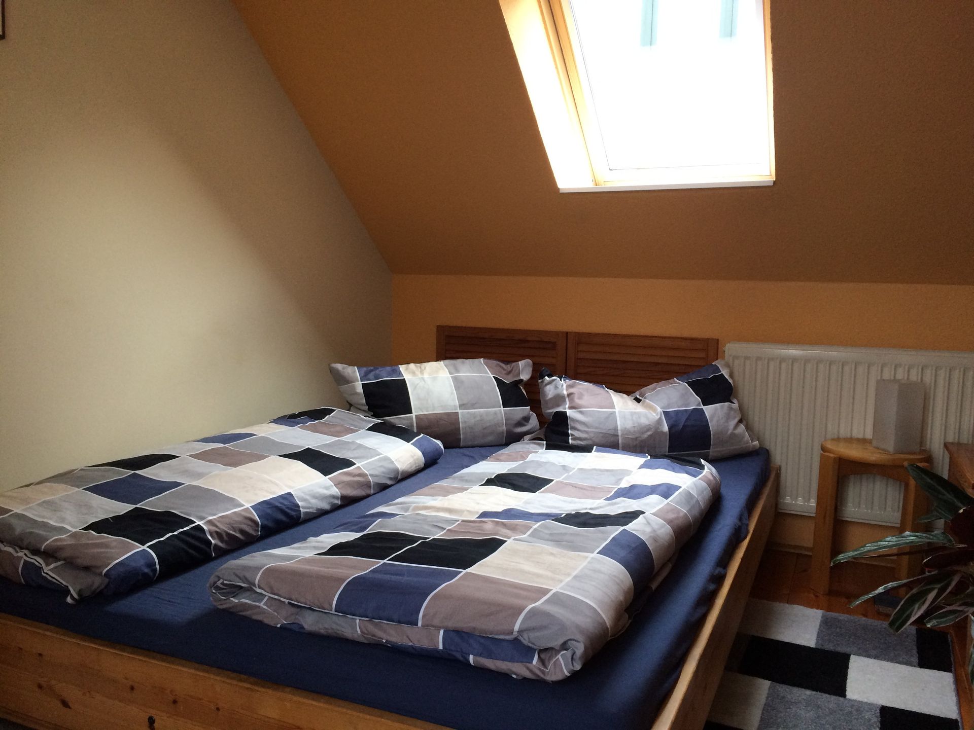 Ein Schlafzimmer mit zwei Betten und einem Oberlicht in der Decke