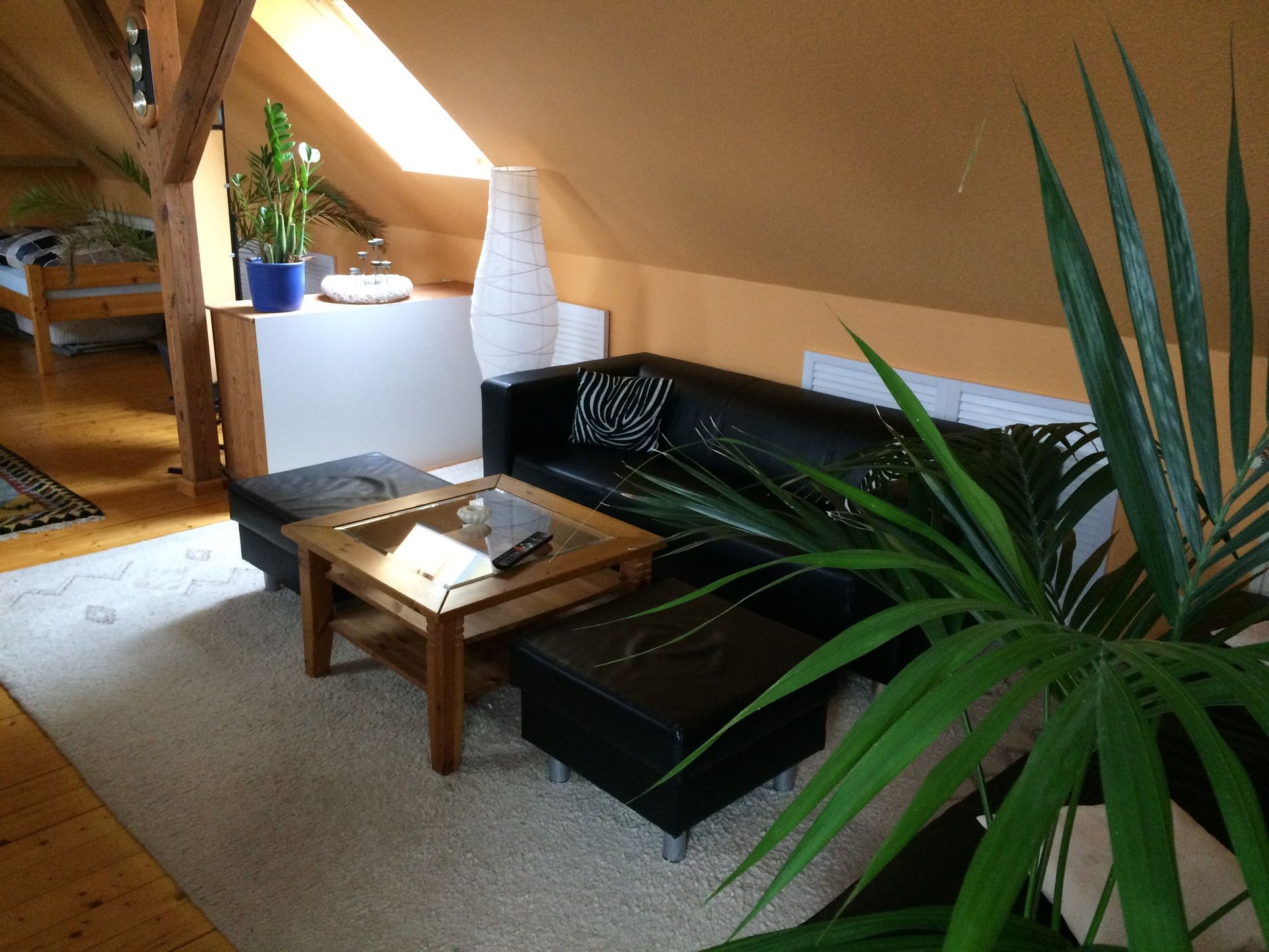 Ein Wohnzimmer mit einer Couch und einem Couchtisch