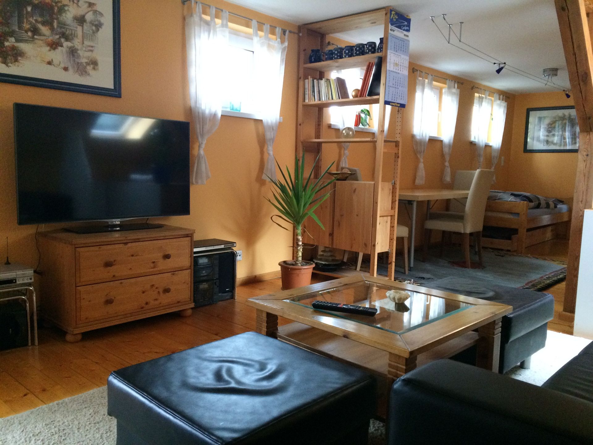 Ein Wohnzimmer mit Flachbildfernseher und Couchtisch