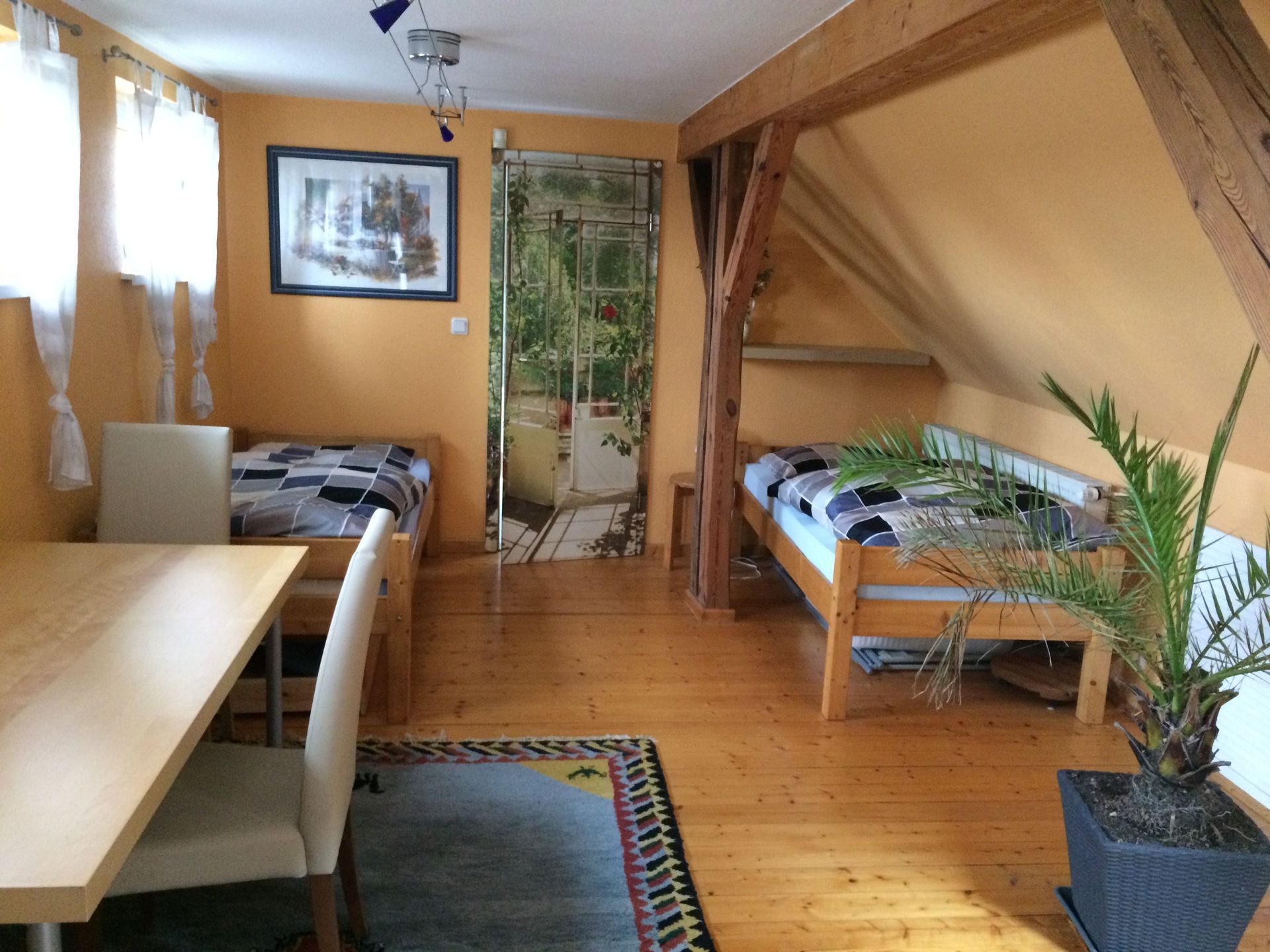Ein Schlafzimmer mit zwei Betten und einem Tisch und Stühlen