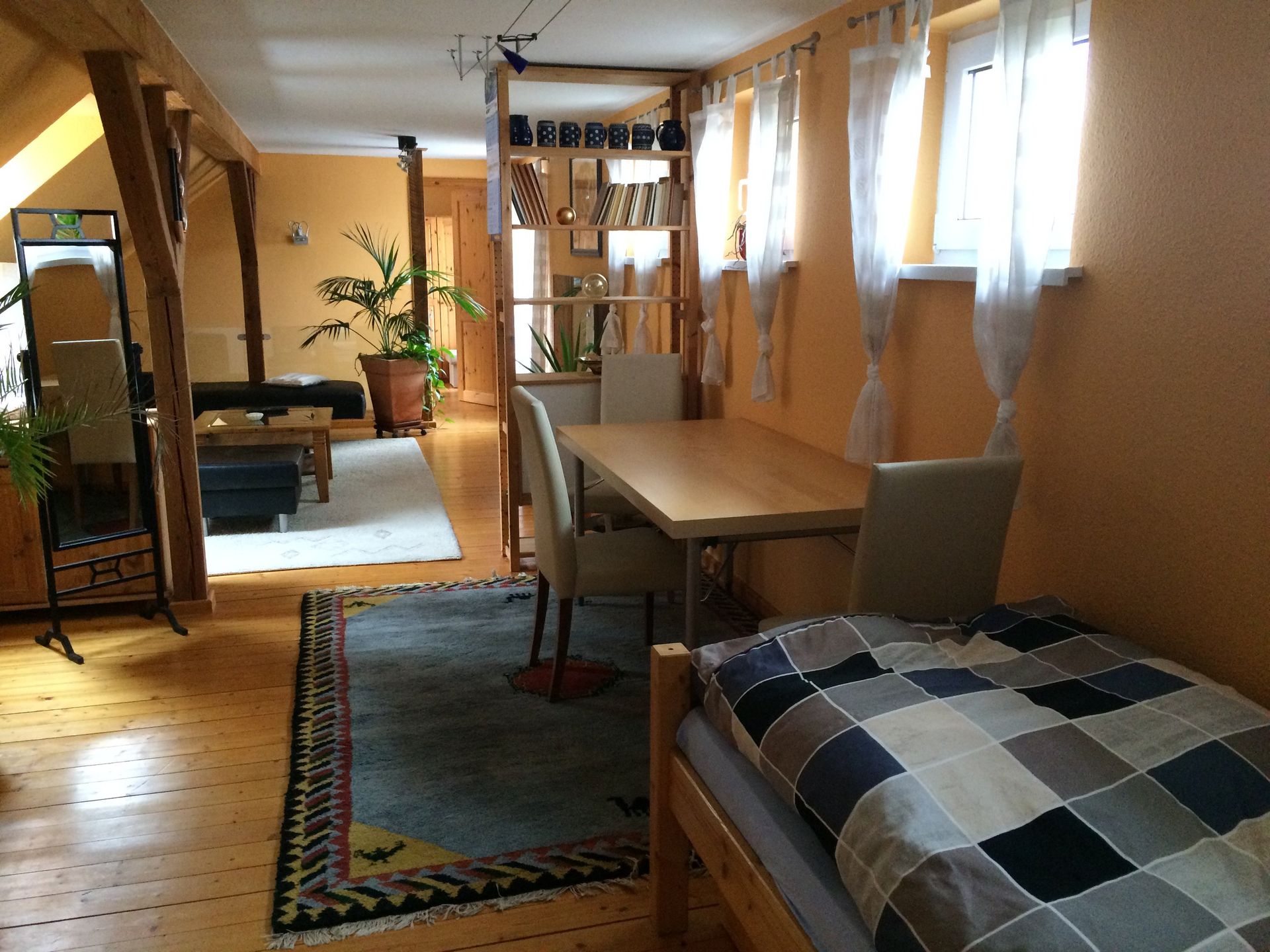 Ein Schlafzimmer mit einem Bett und einem Tisch und Stühlen