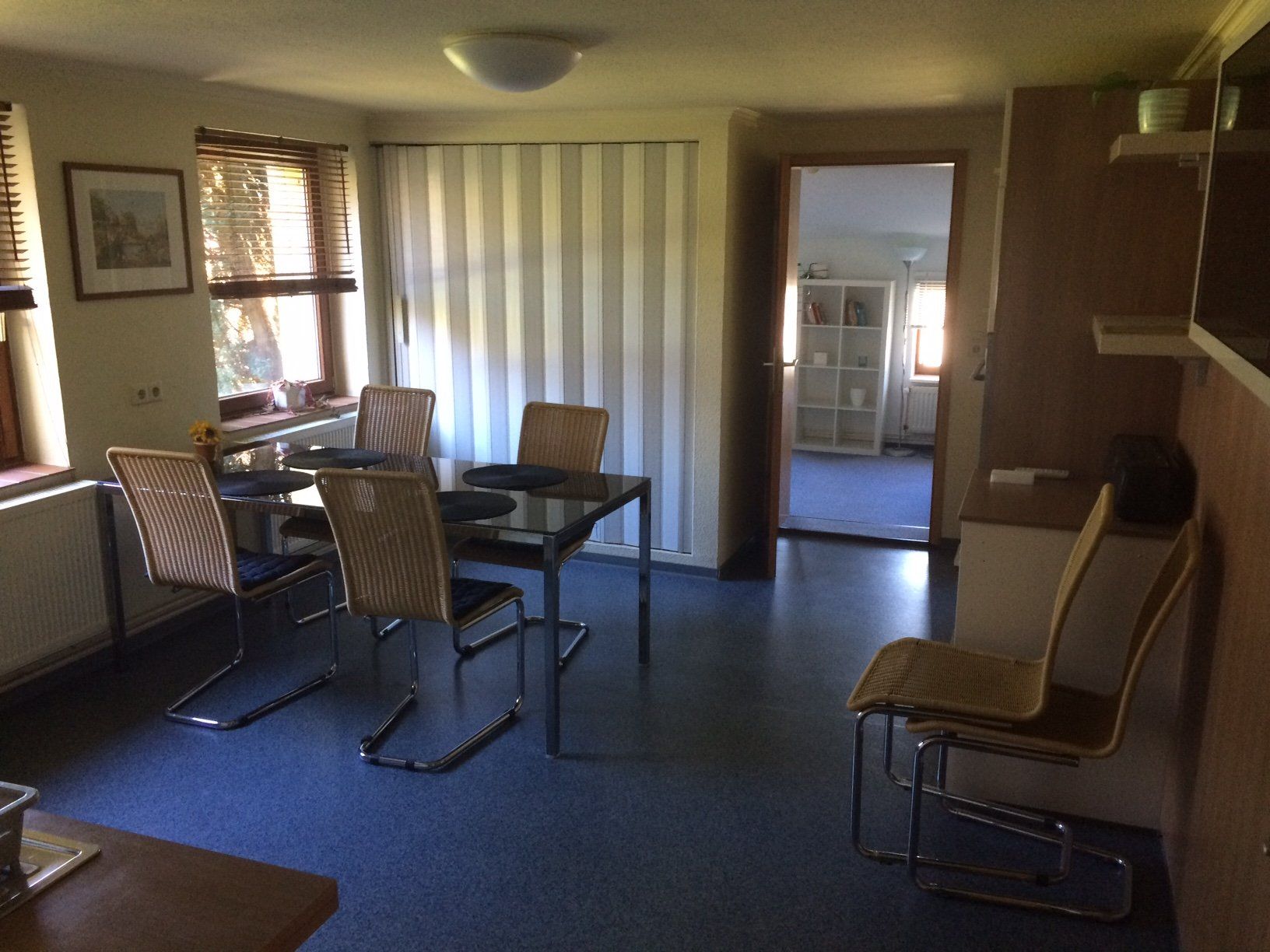 Ein Wohnzimmer mit Esstisch und Stühlen