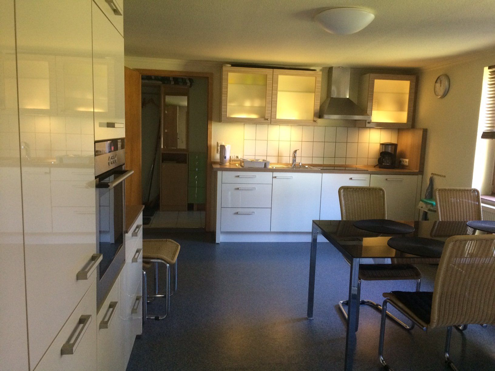 Eine Küche mit einem Tisch und Stühlen darin