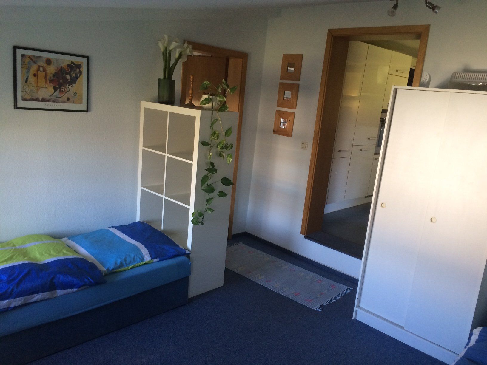 Ein Schlafzimmer mit Einzelbett und Kleiderschrank