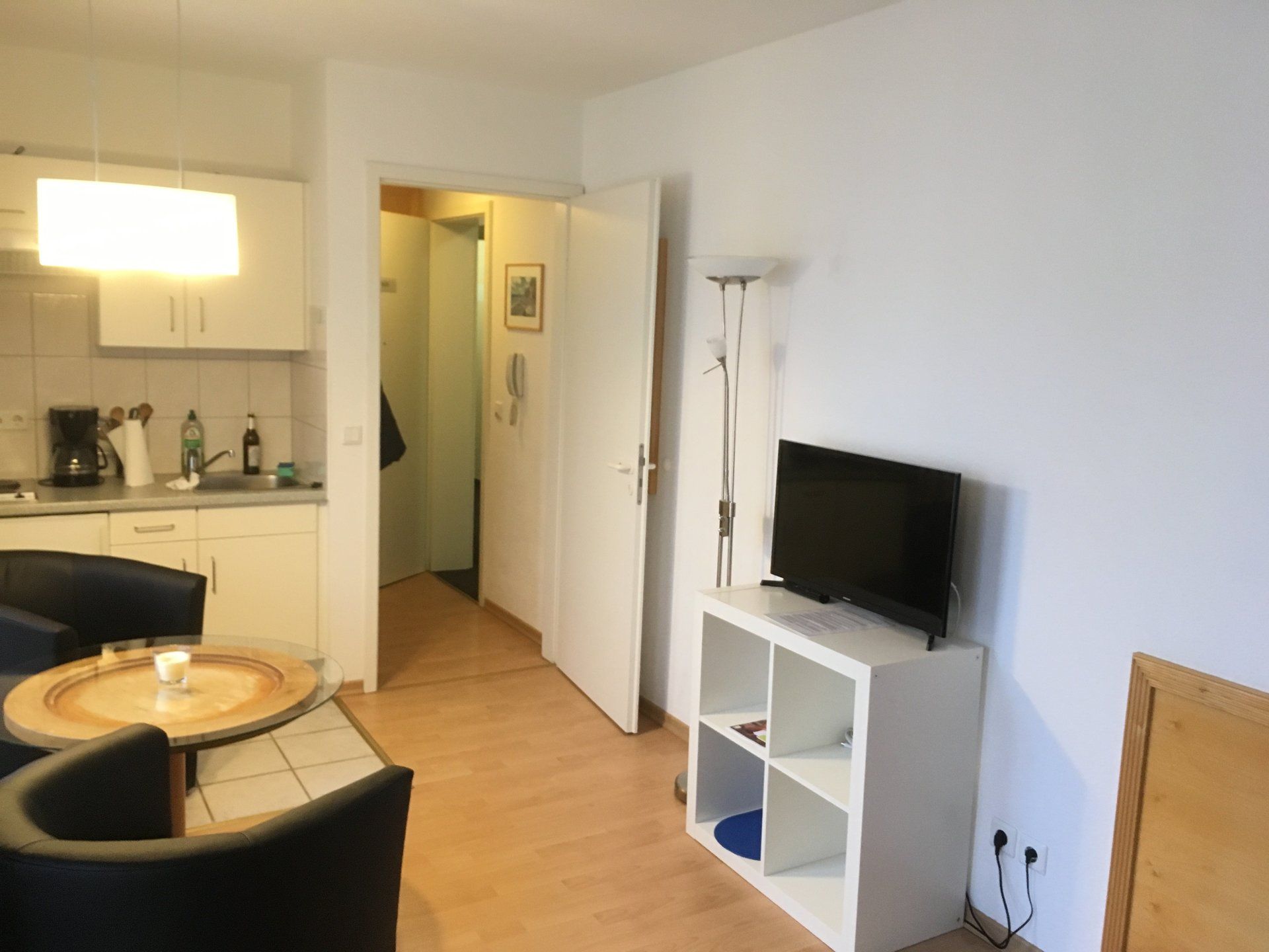 Ein Wohnzimmer mit Flachbildfernseher und Tisch