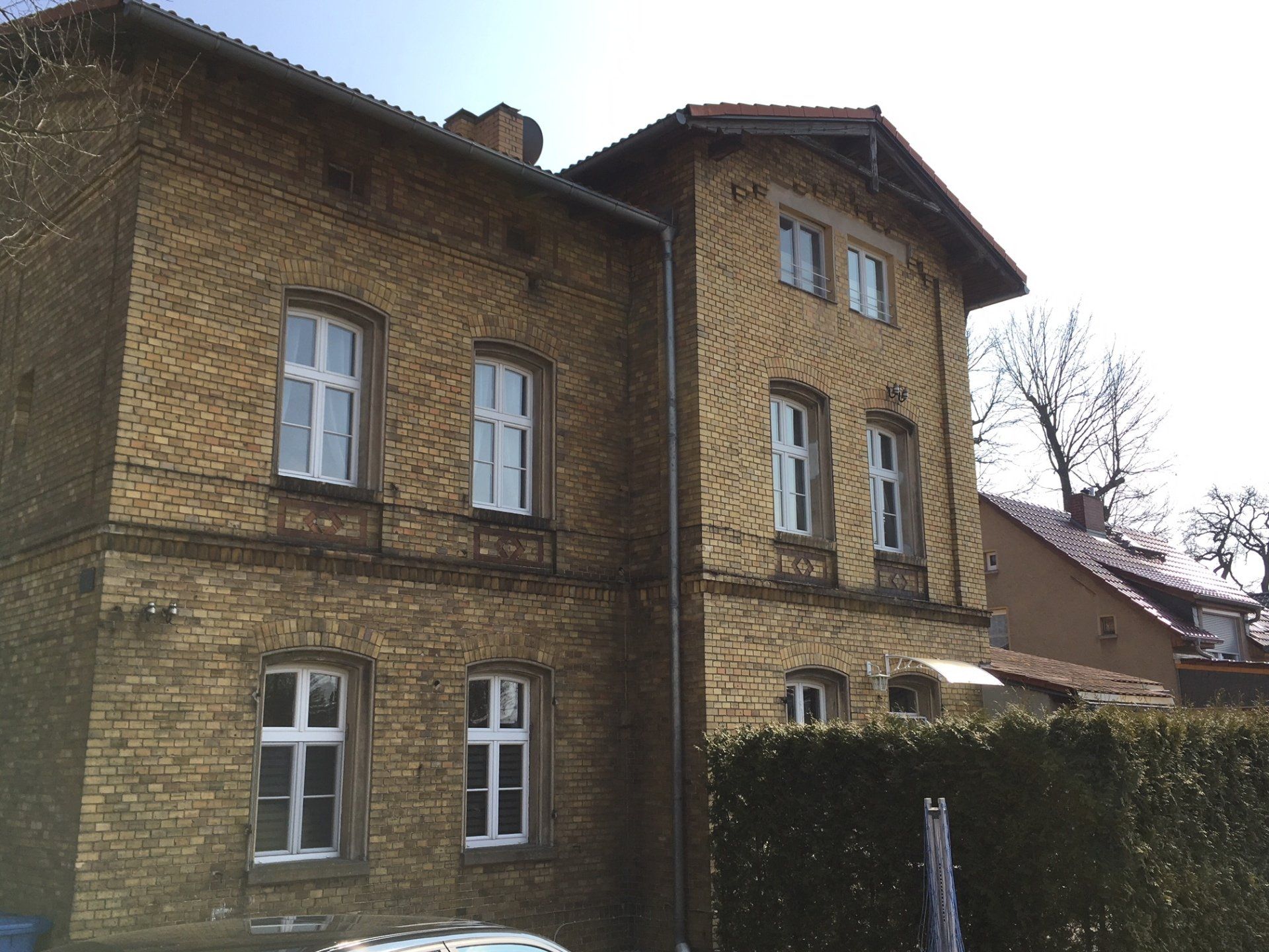 Ein großes Backsteingebäude mit vielen Fenstern