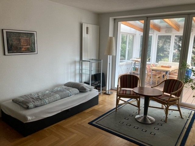 Ein Schlafzimmer mit einem Einzelbett und einem Tisch und Stühlen