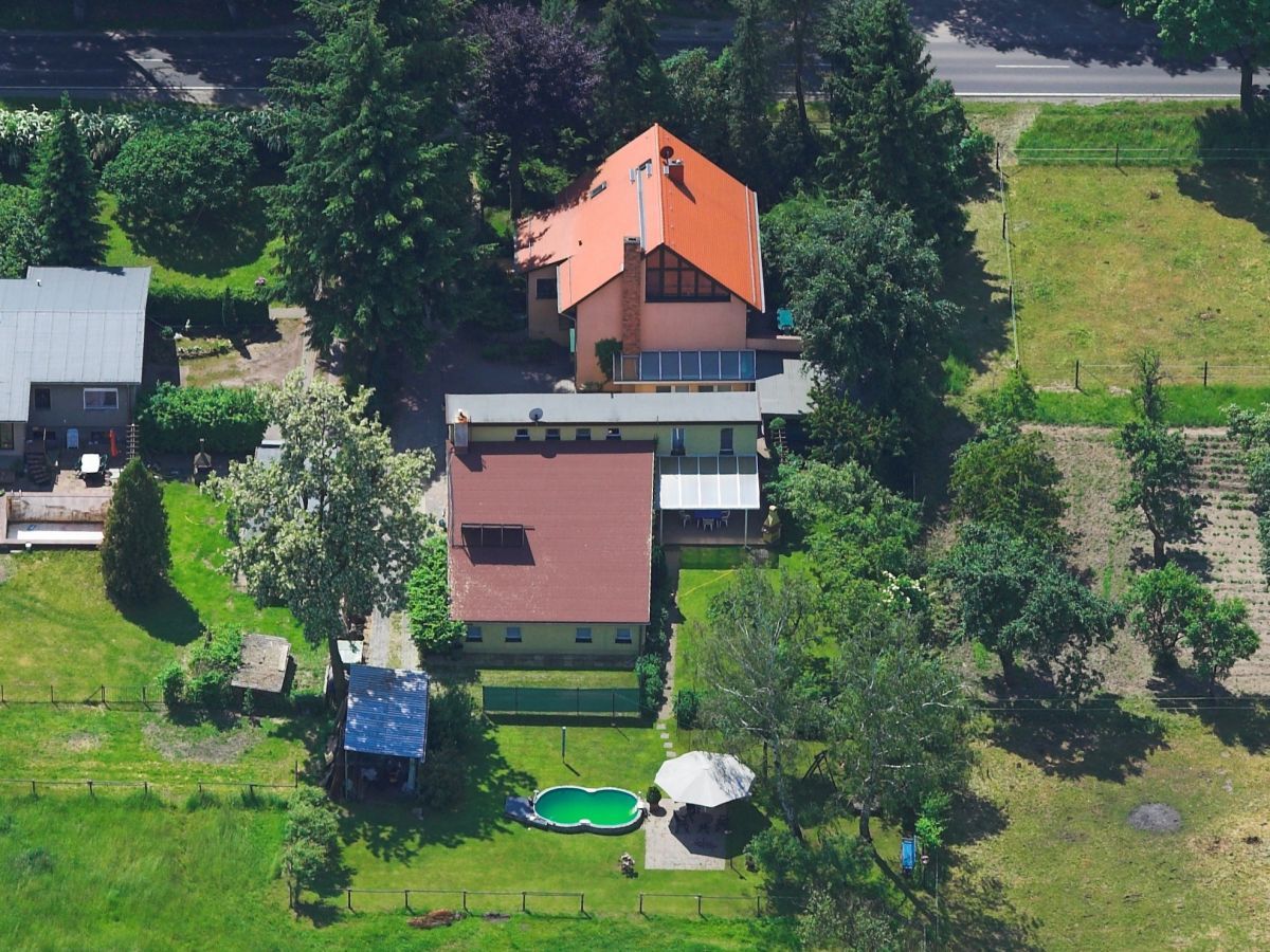 Eine Luftaufnahme eines Hauses mit einem orangefarbenen Dach